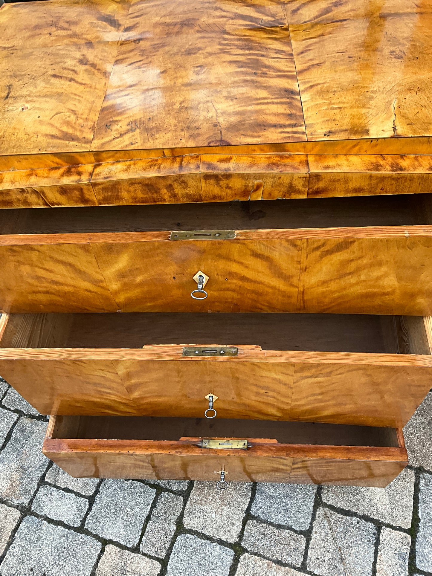 Biedermeierkommode in Birke mit Vollsäulen um 1830