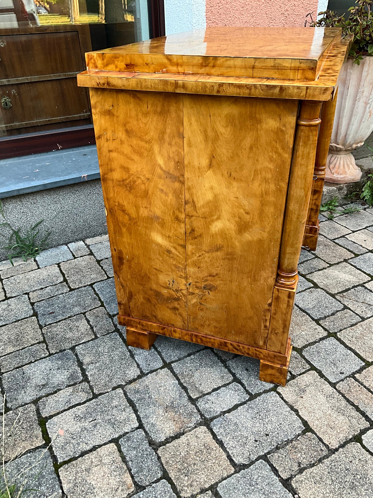 Biedermeierkommode in Birke mit Vollsäulen um 1830