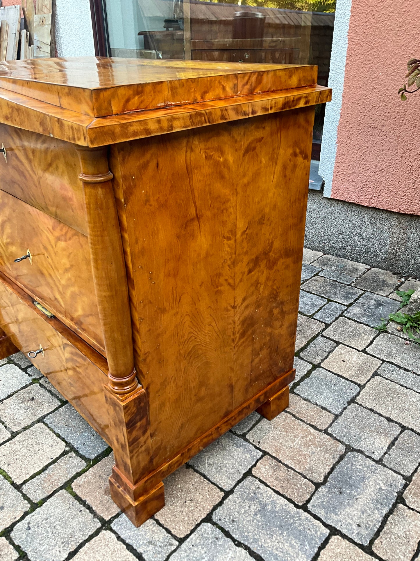 Biedermeierkommode in Birke mit Vollsäulen um 1830