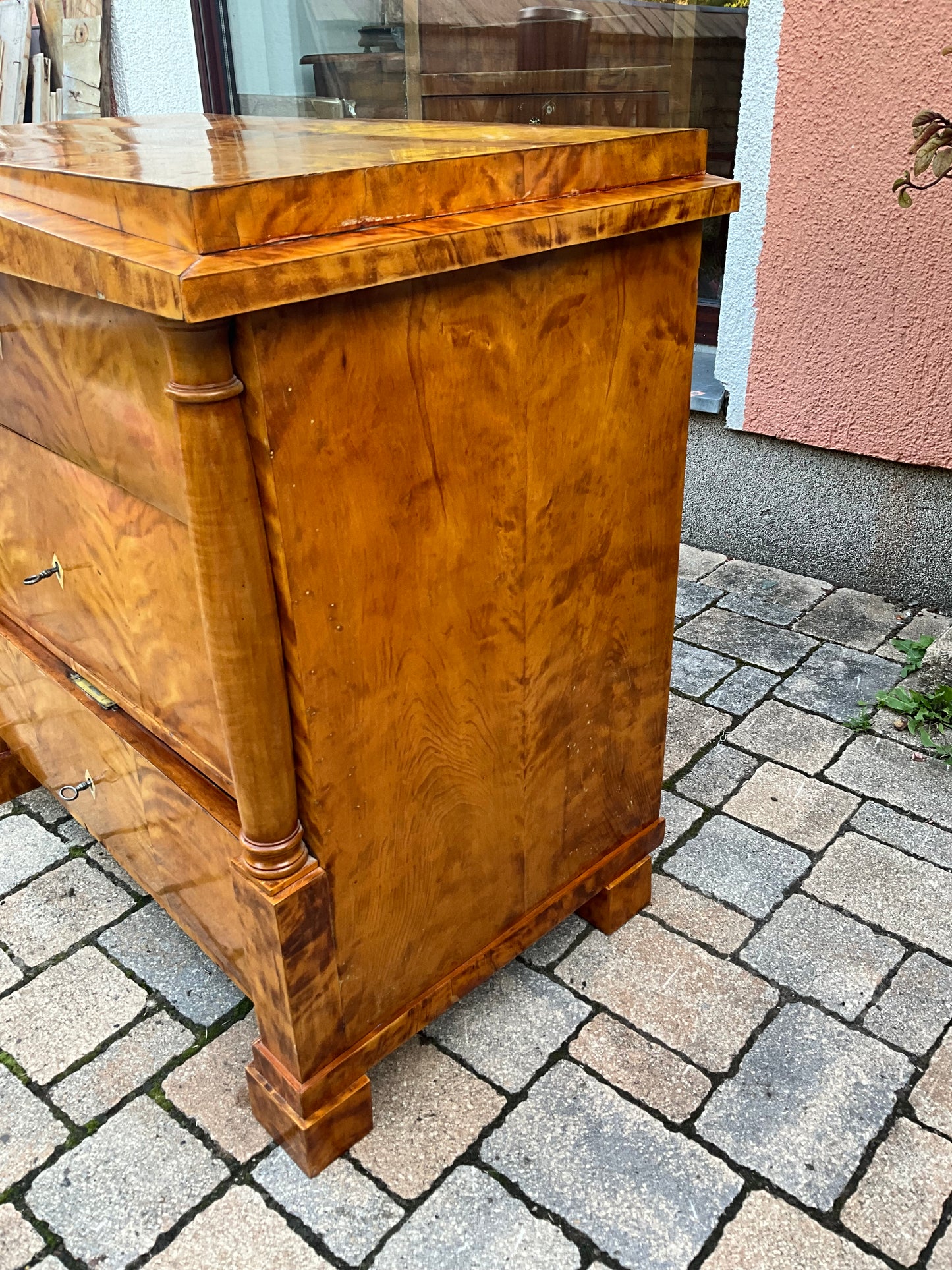 Biedermeierkommode in Birke mit Vollsäulen um 1830