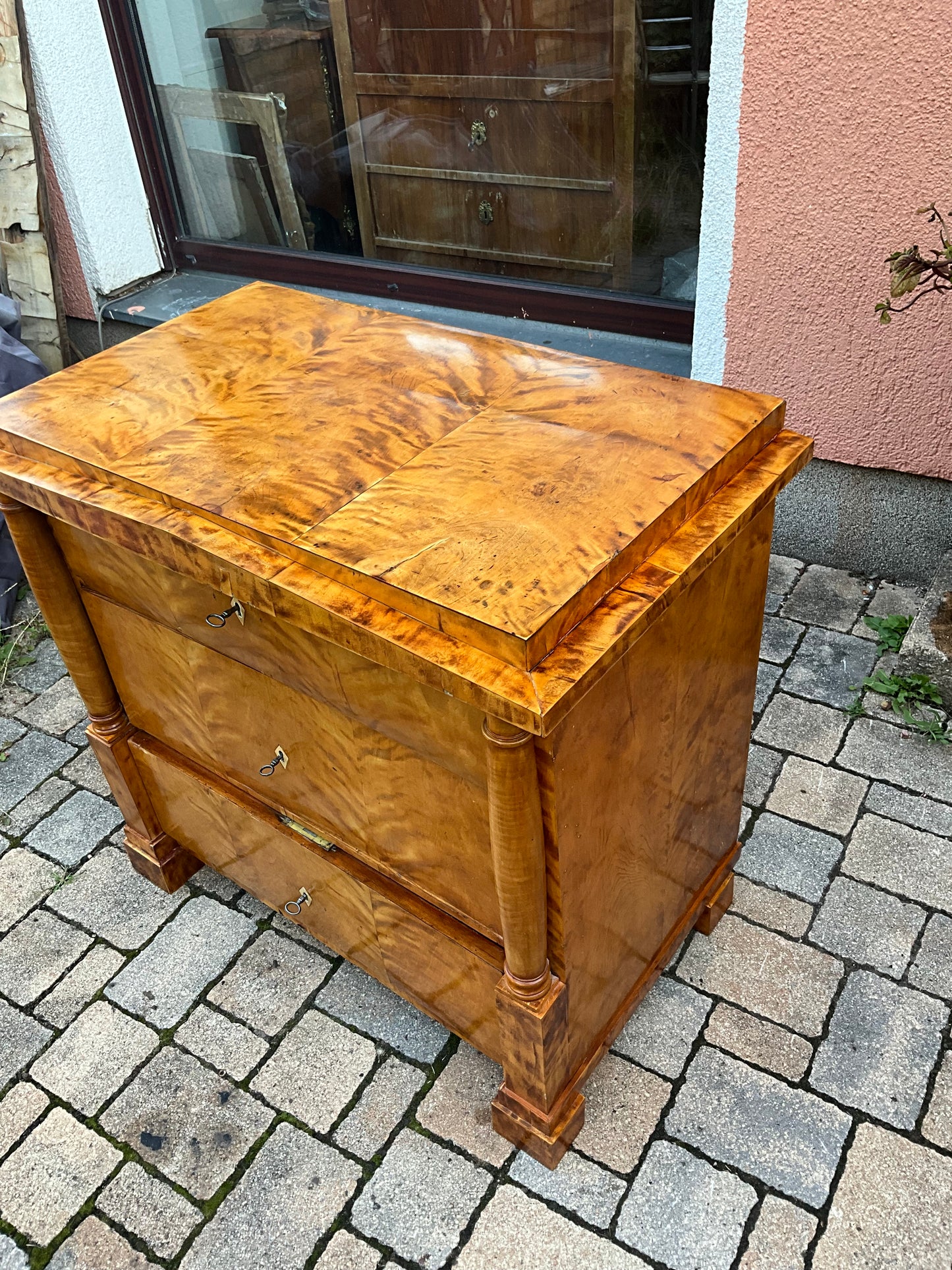 Biedermeierkommode in Birke mit Vollsäulen um 1830
