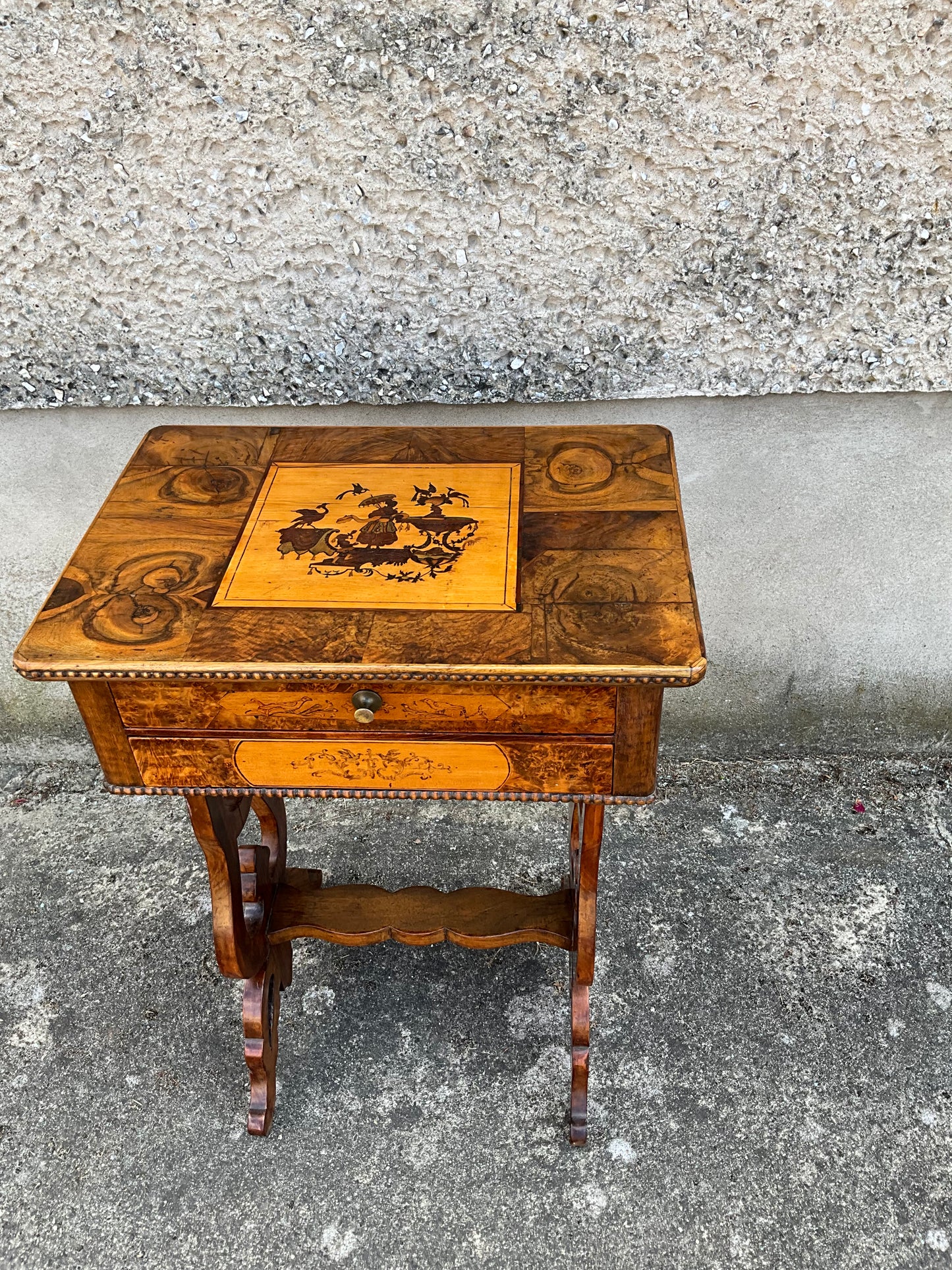 Biedermeier Beistelltisch in Nussbaum intarsiert