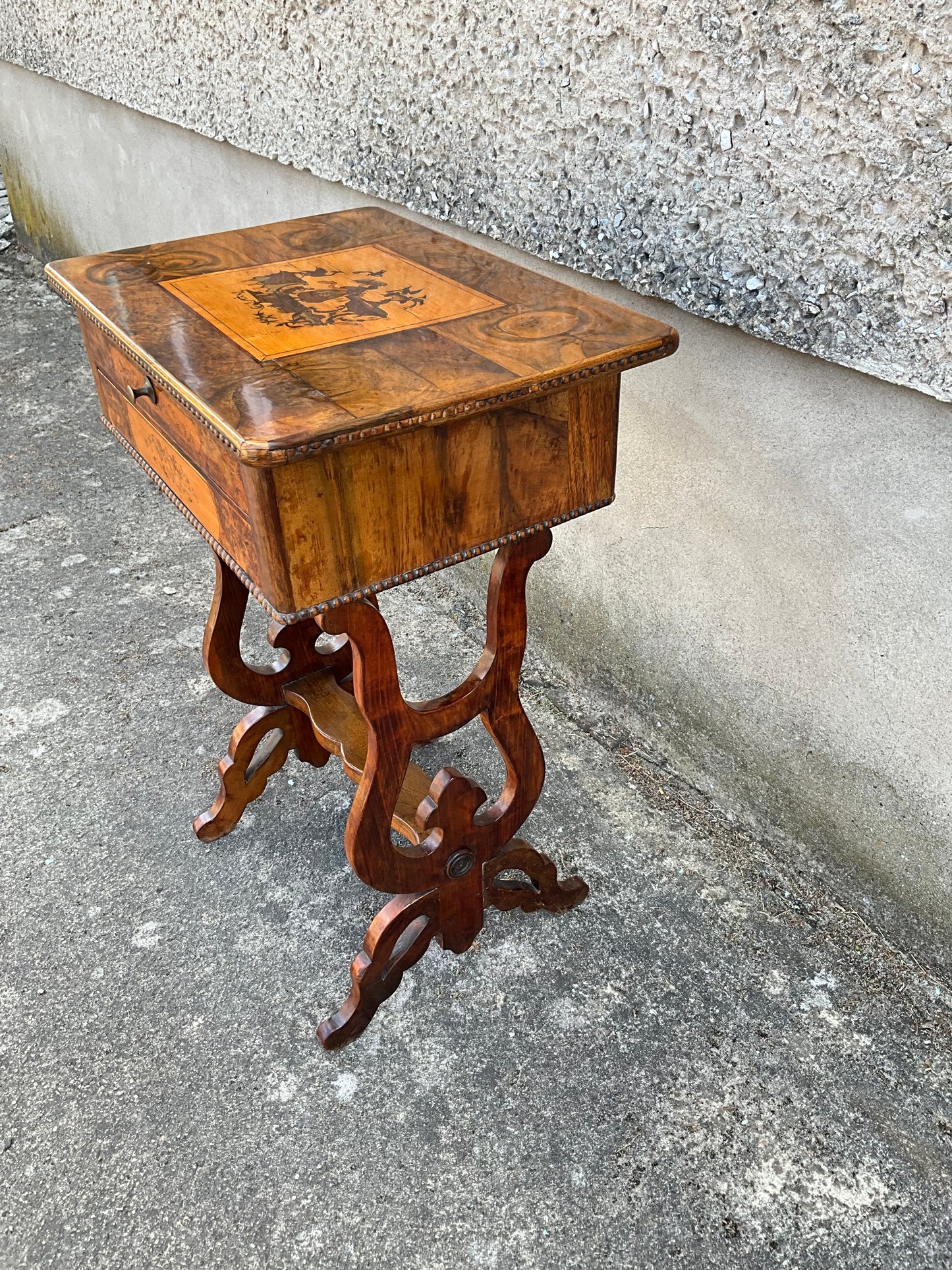Biedermeier Beistelltisch in Nussbaum intarsiert