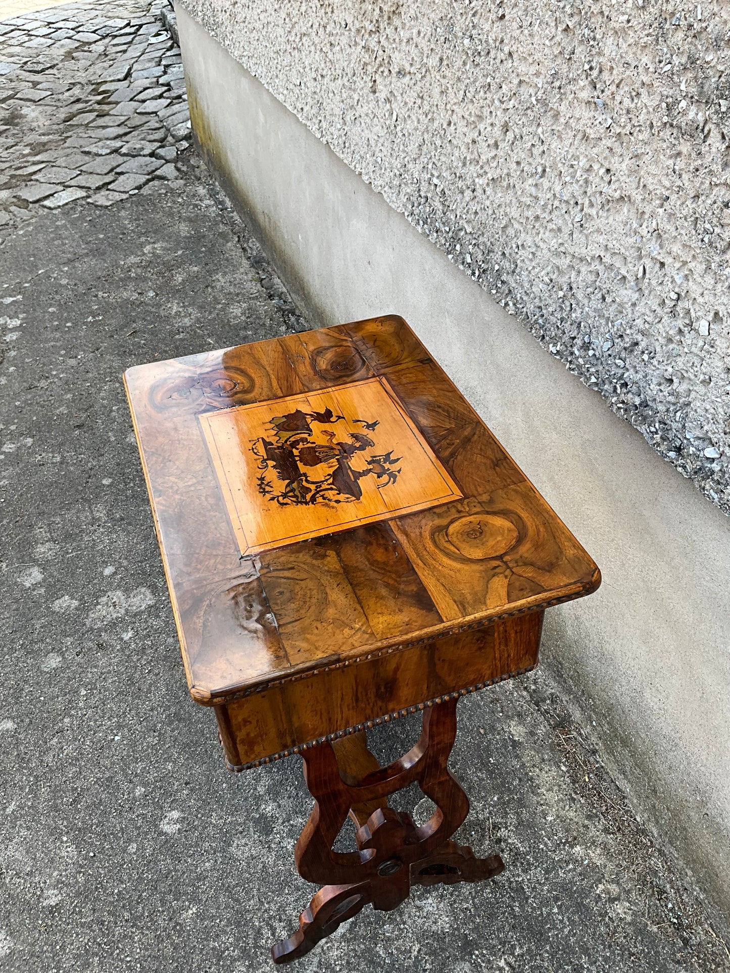 Biedermeier Beistelltisch in Nussbaum intarsiert
