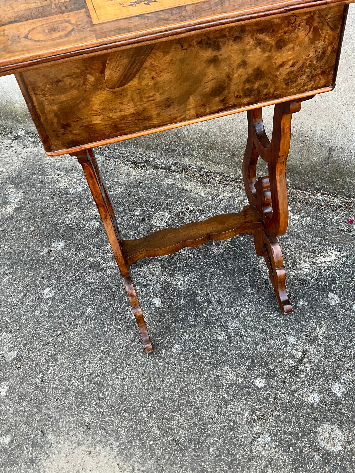 Biedermeier Beistelltisch in Nussbaum intarsiert