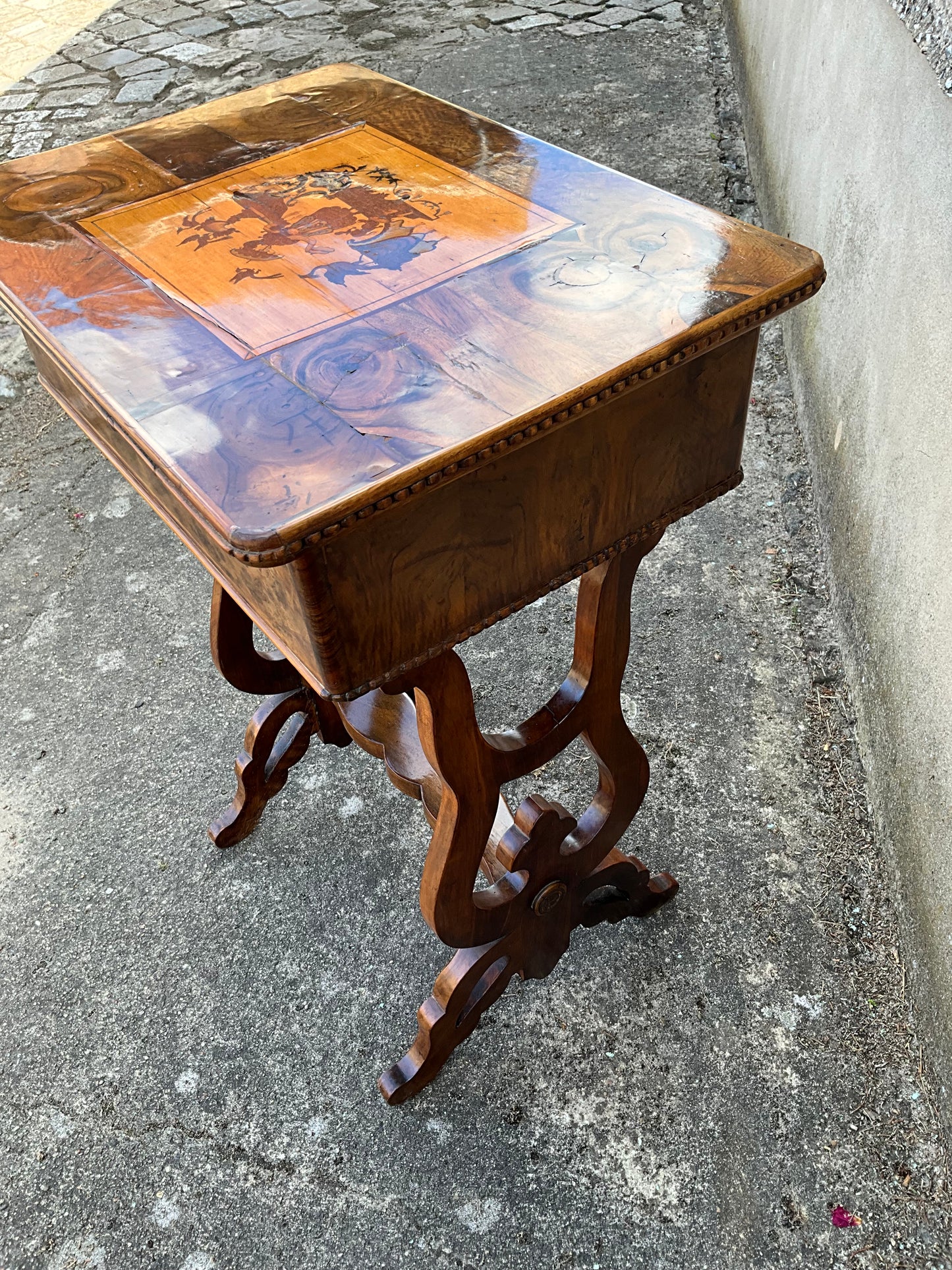 Biedermeier Beistelltisch in Nussbaum intarsiert