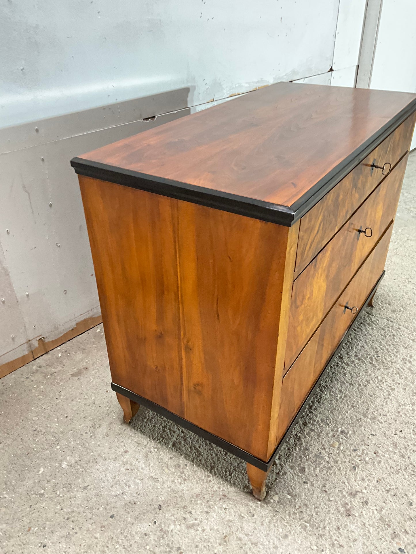 Biedermeierkommode in Nussbaum um 1830