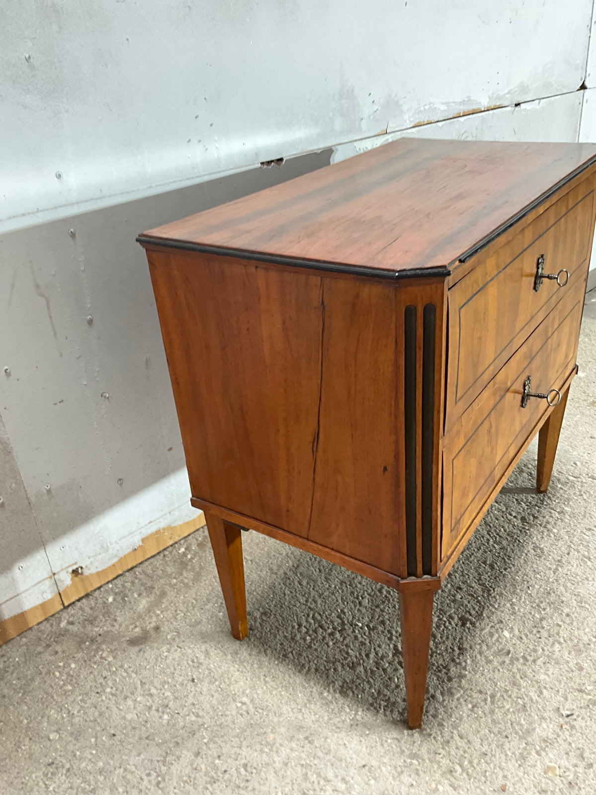 Klassizistische Nussbaumkommode um 1810