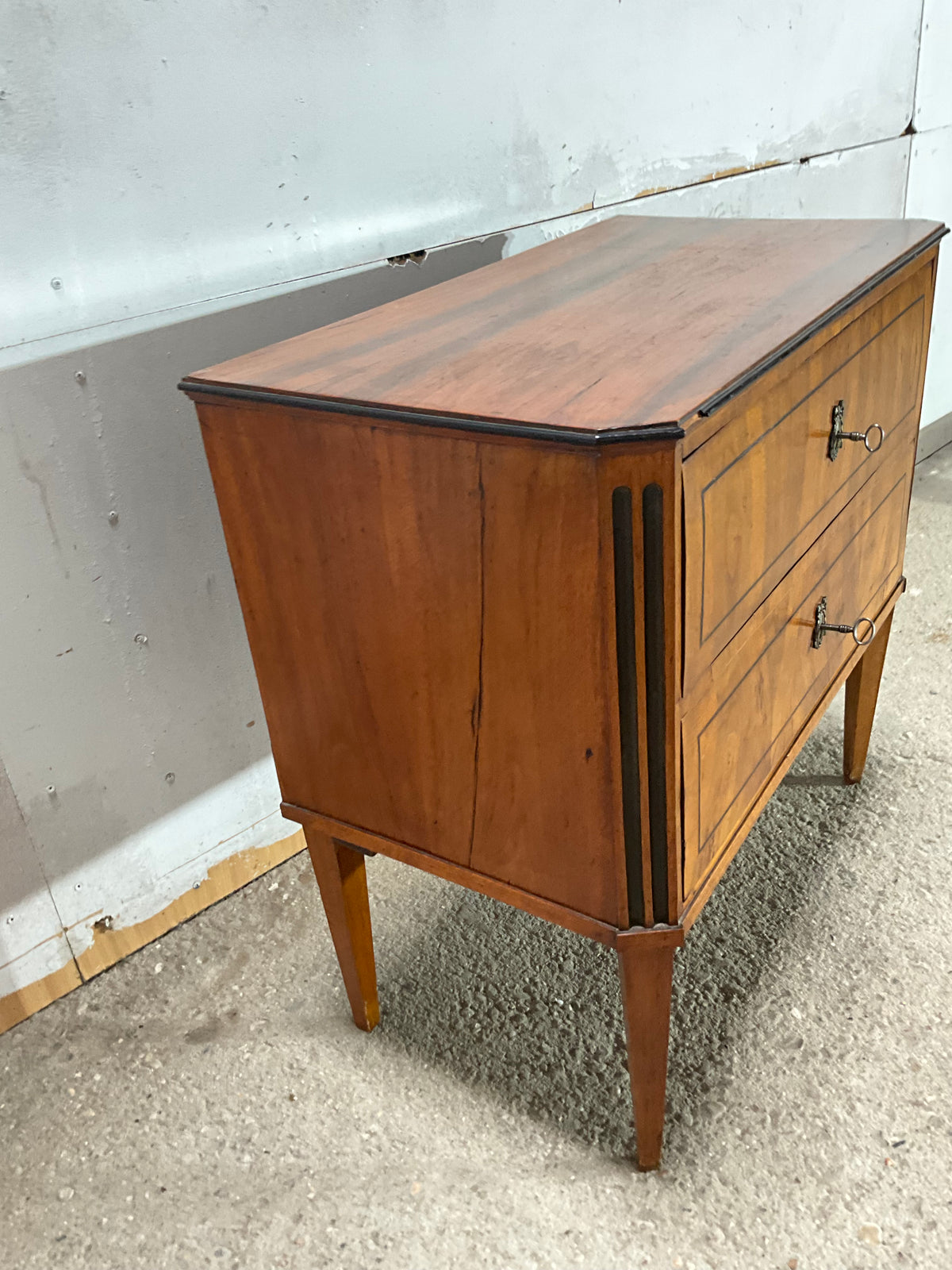 Klassizistische Nussbaumkommode um 1810