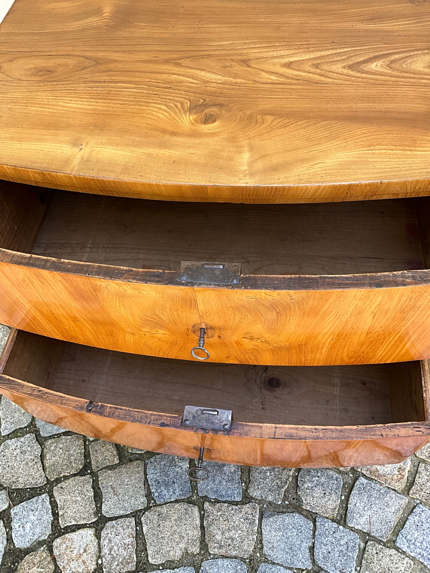 Biedermeierkommode in Esche um 1820
