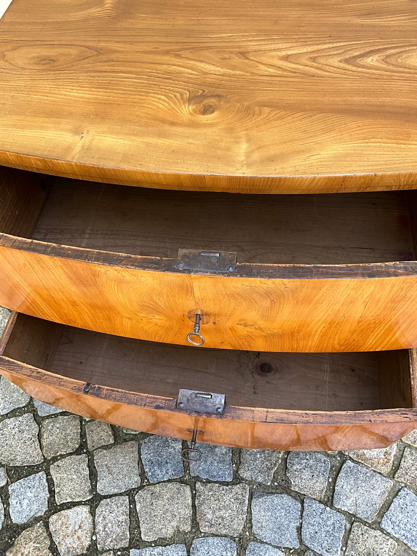 Biedermeierkommode in Esche um 1820