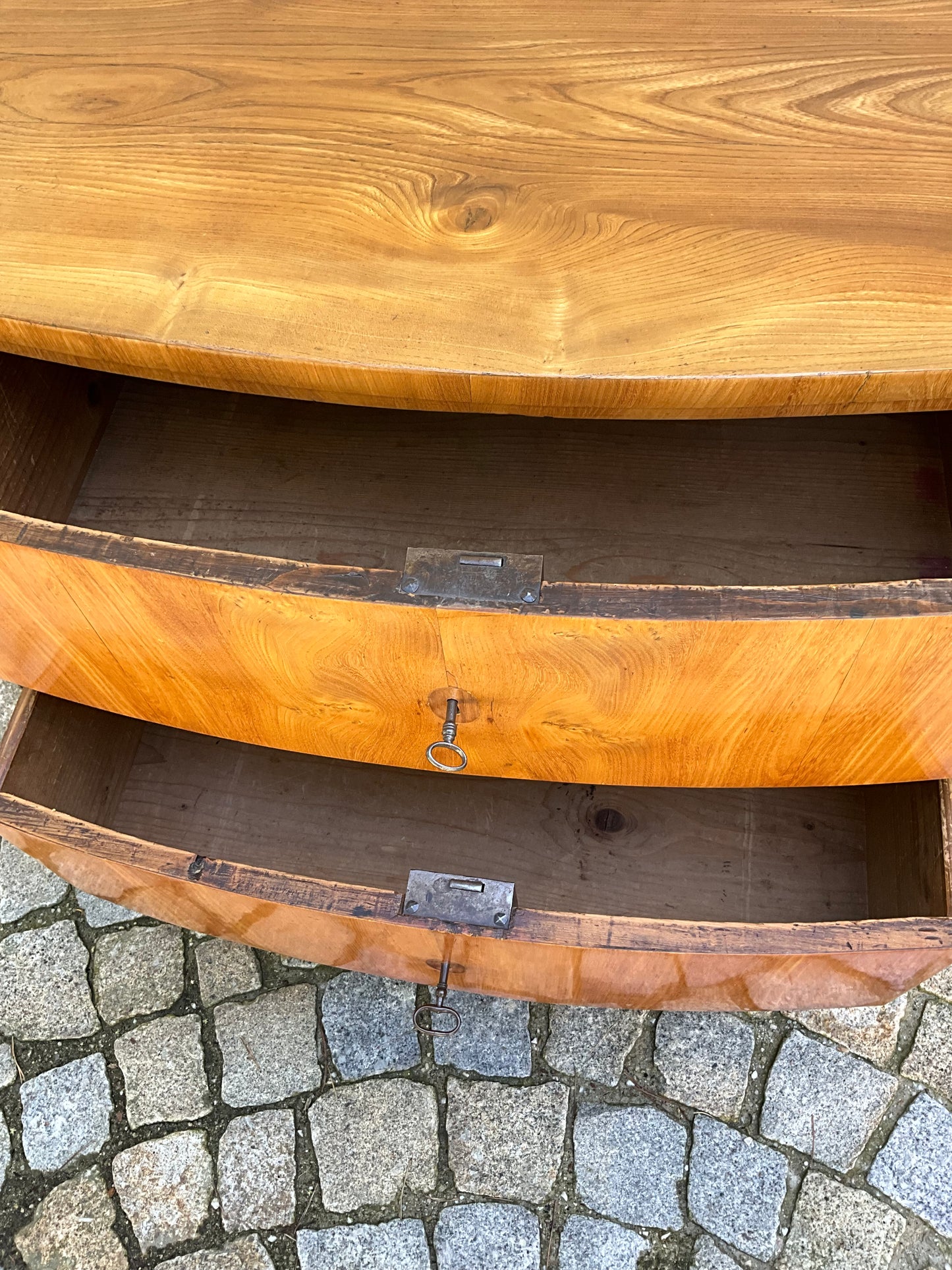 Biedermeierkommode in Esche um 1820