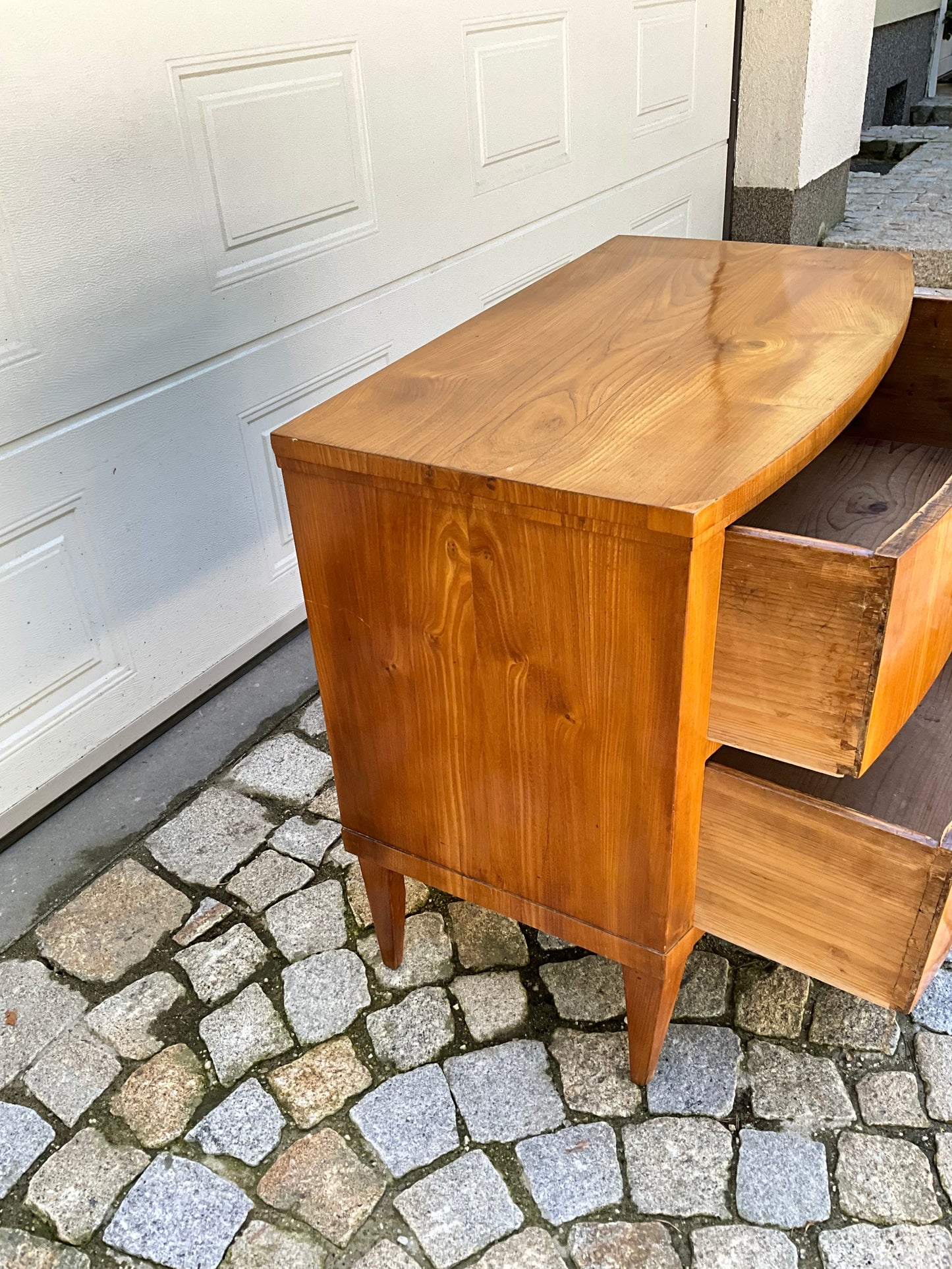 Biedermeierkommode in Esche um 1820