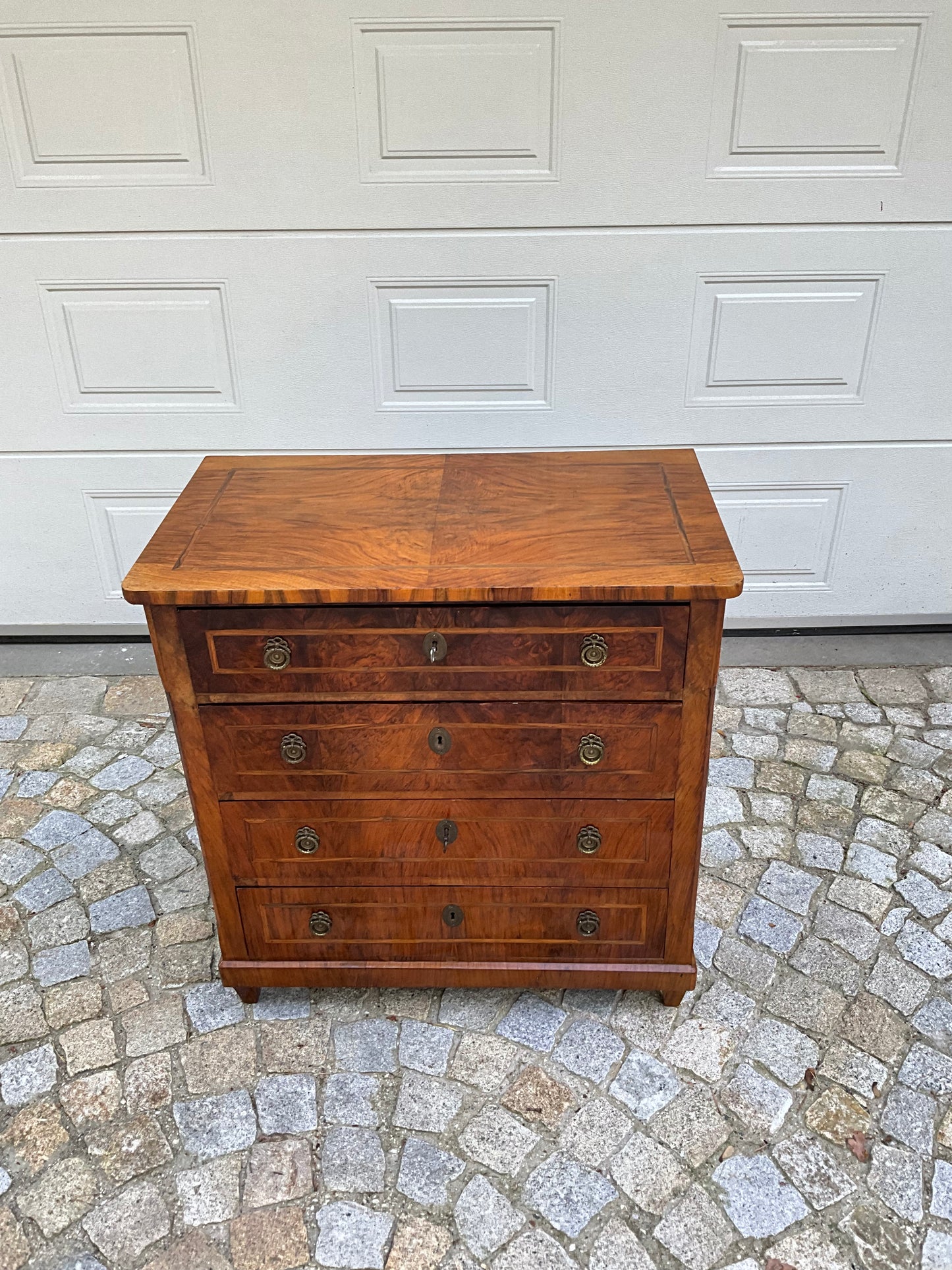 Biedermeierkommode in Nussbaum um 1830