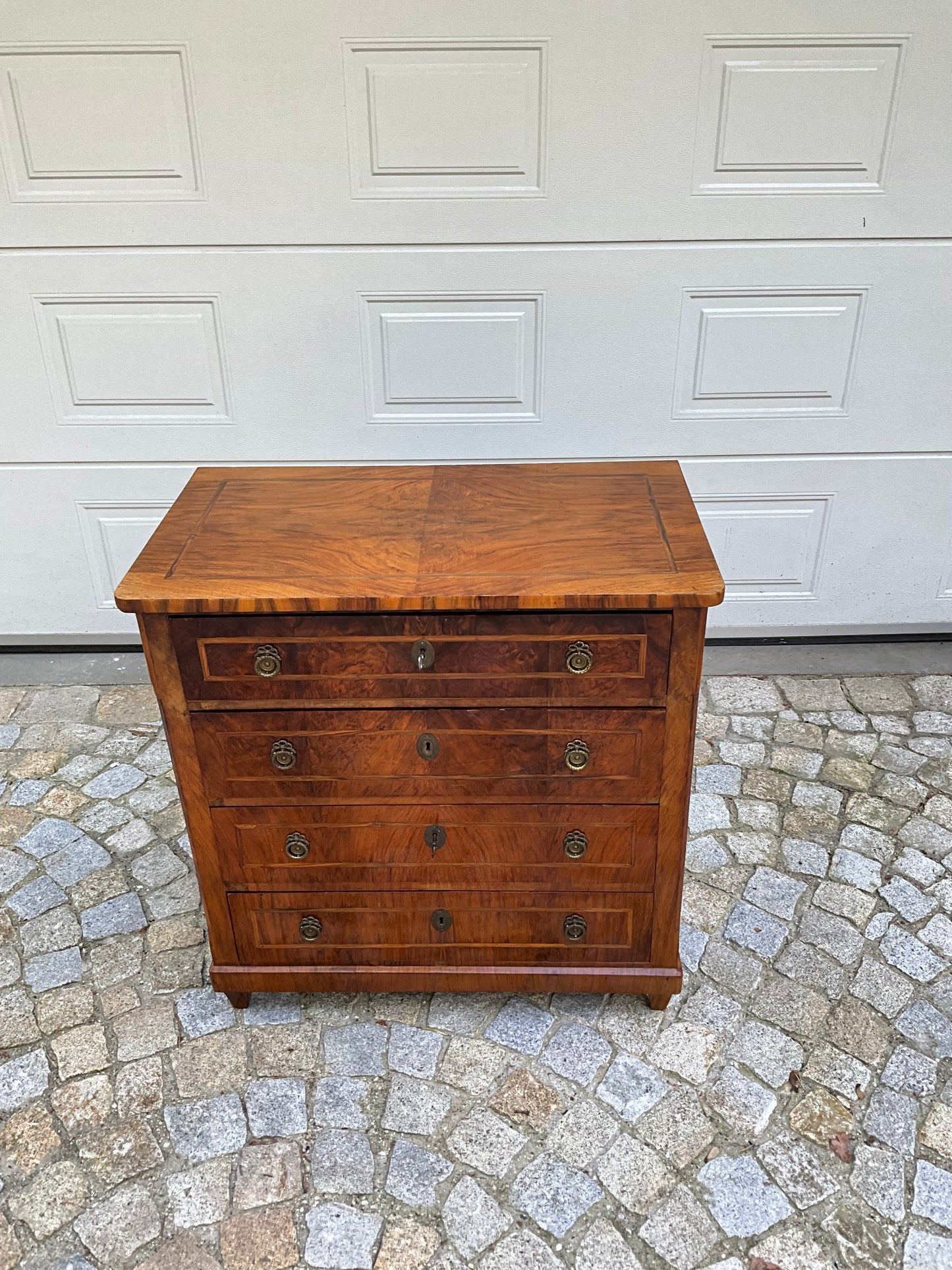 Biedermeierkommode in Nussbaum um 1830
