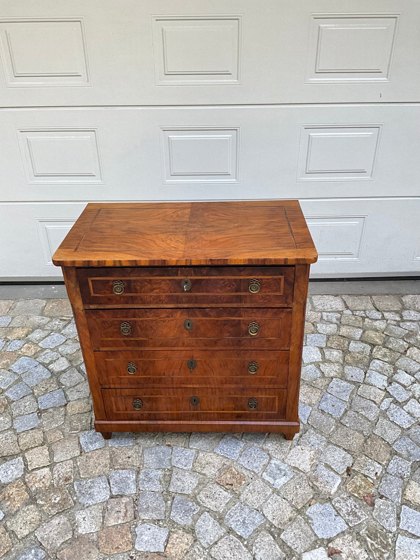 Biedermeierkommode in Nussbaum um 1830