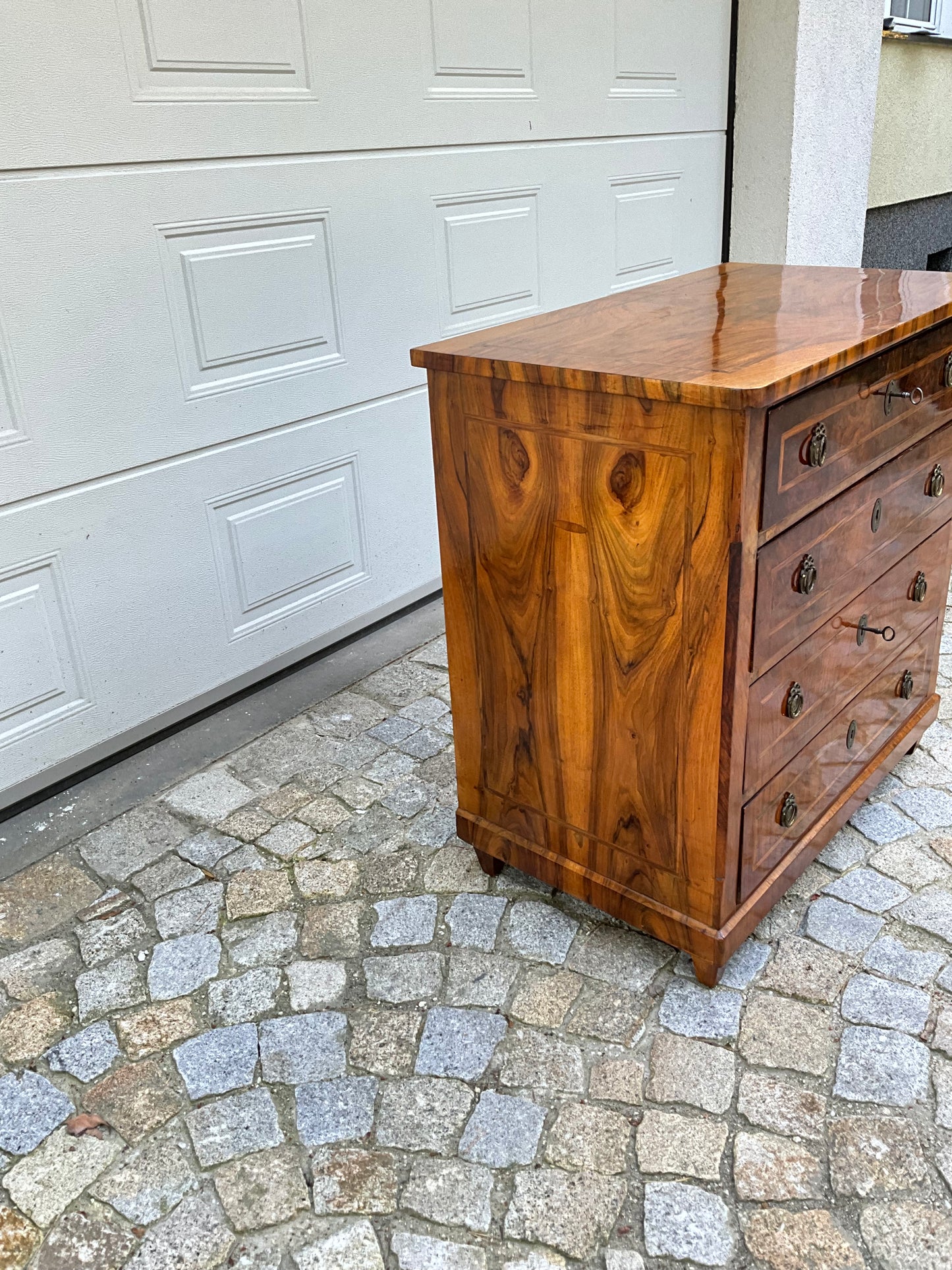 Biedermeierkommode in Nussbaum um 1830