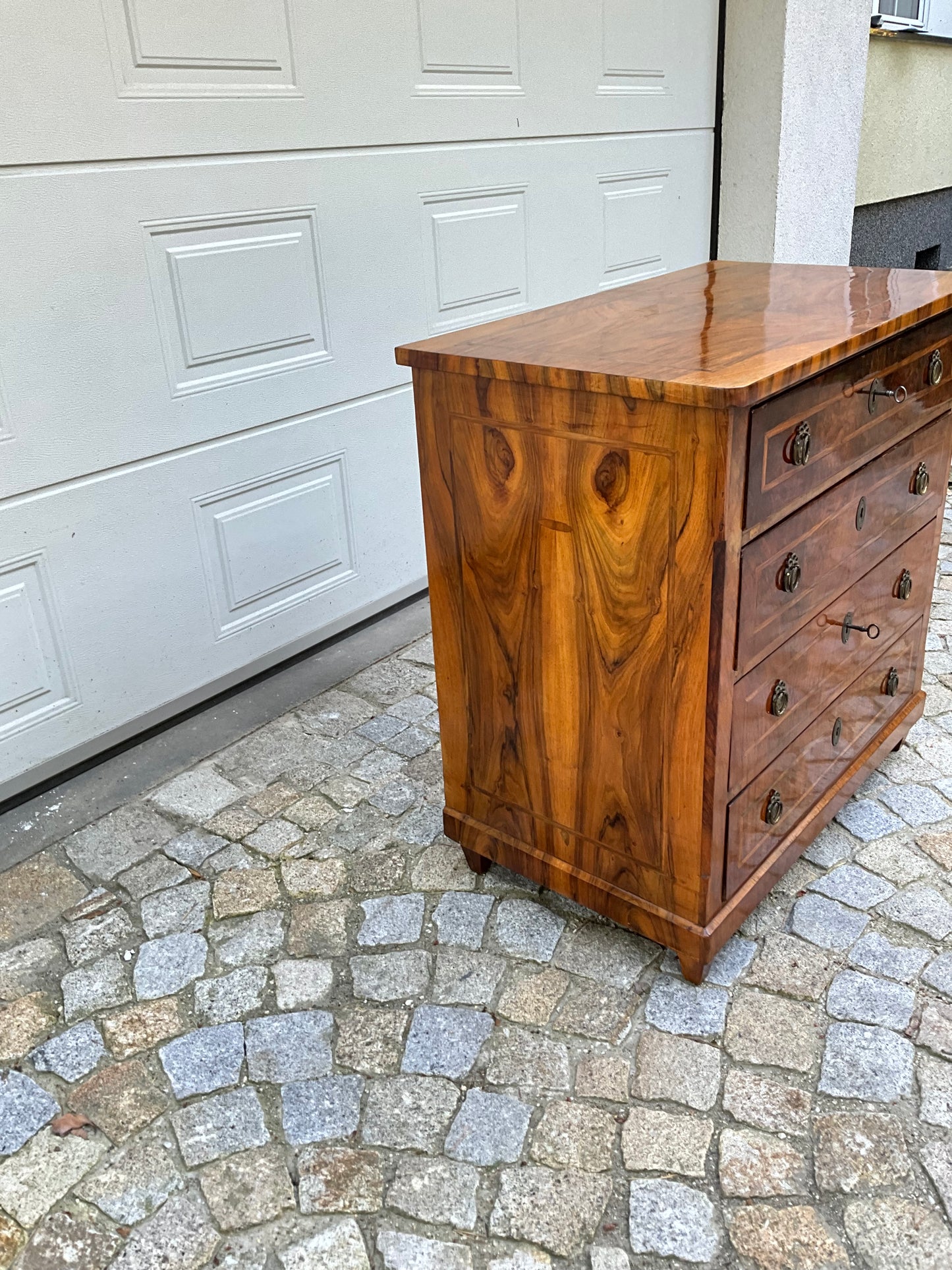 Biedermeierkommode in Nussbaum um 1830