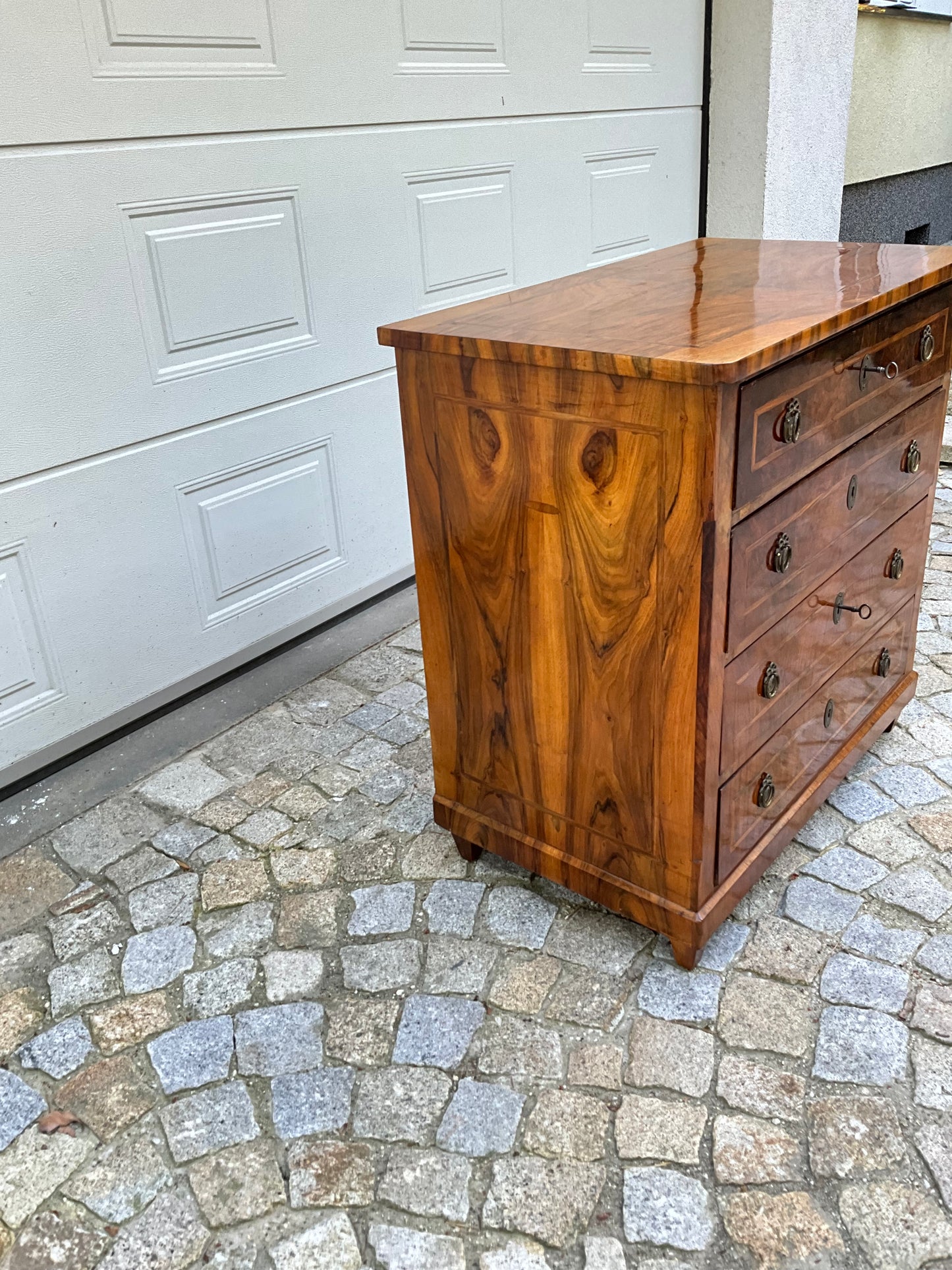 Biedermeierkommode in Nussbaum um 1830