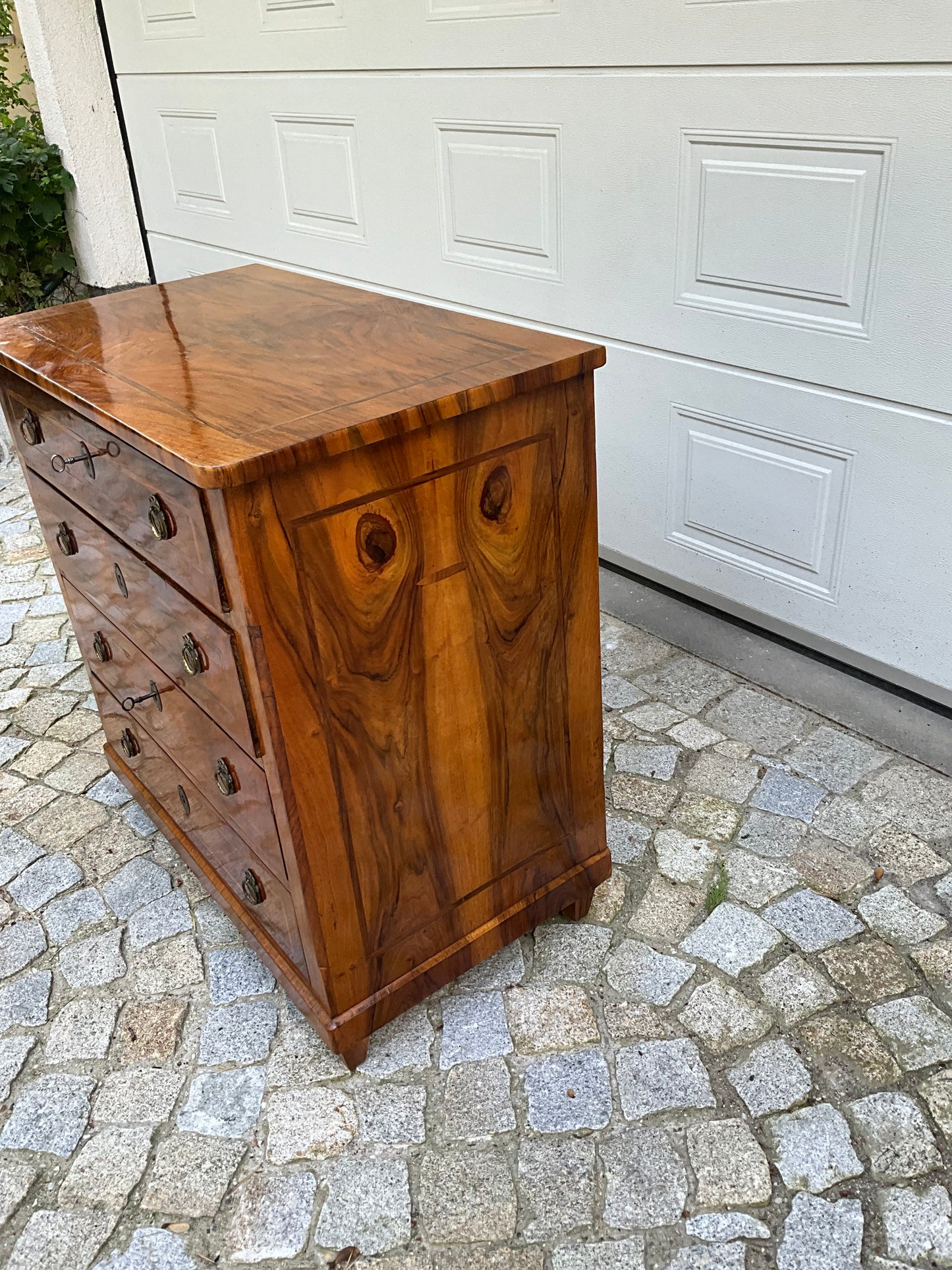 Biedermeierkommode in Nussbaum um 1830
