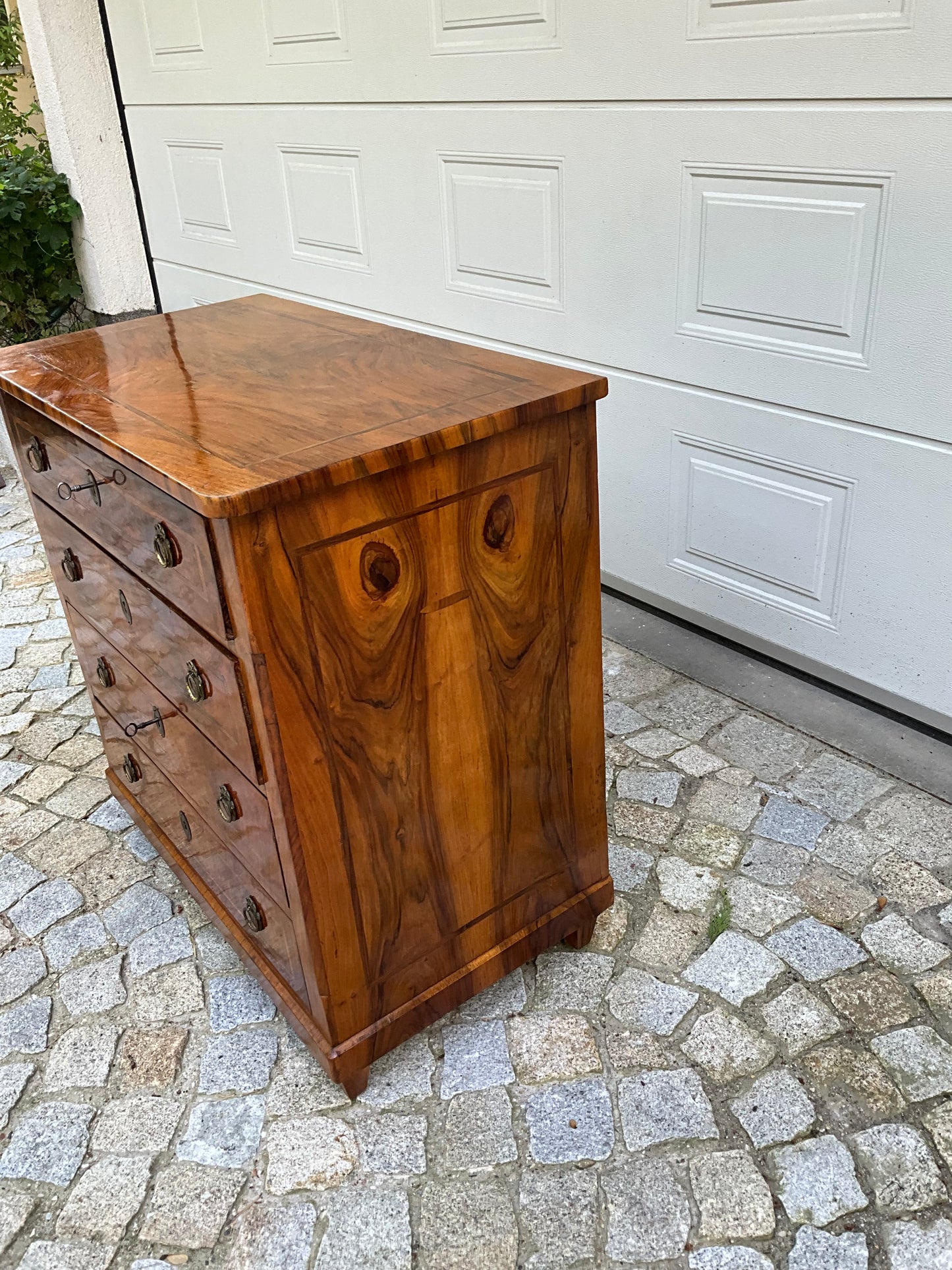 Biedermeierkommode in Nussbaum um 1830