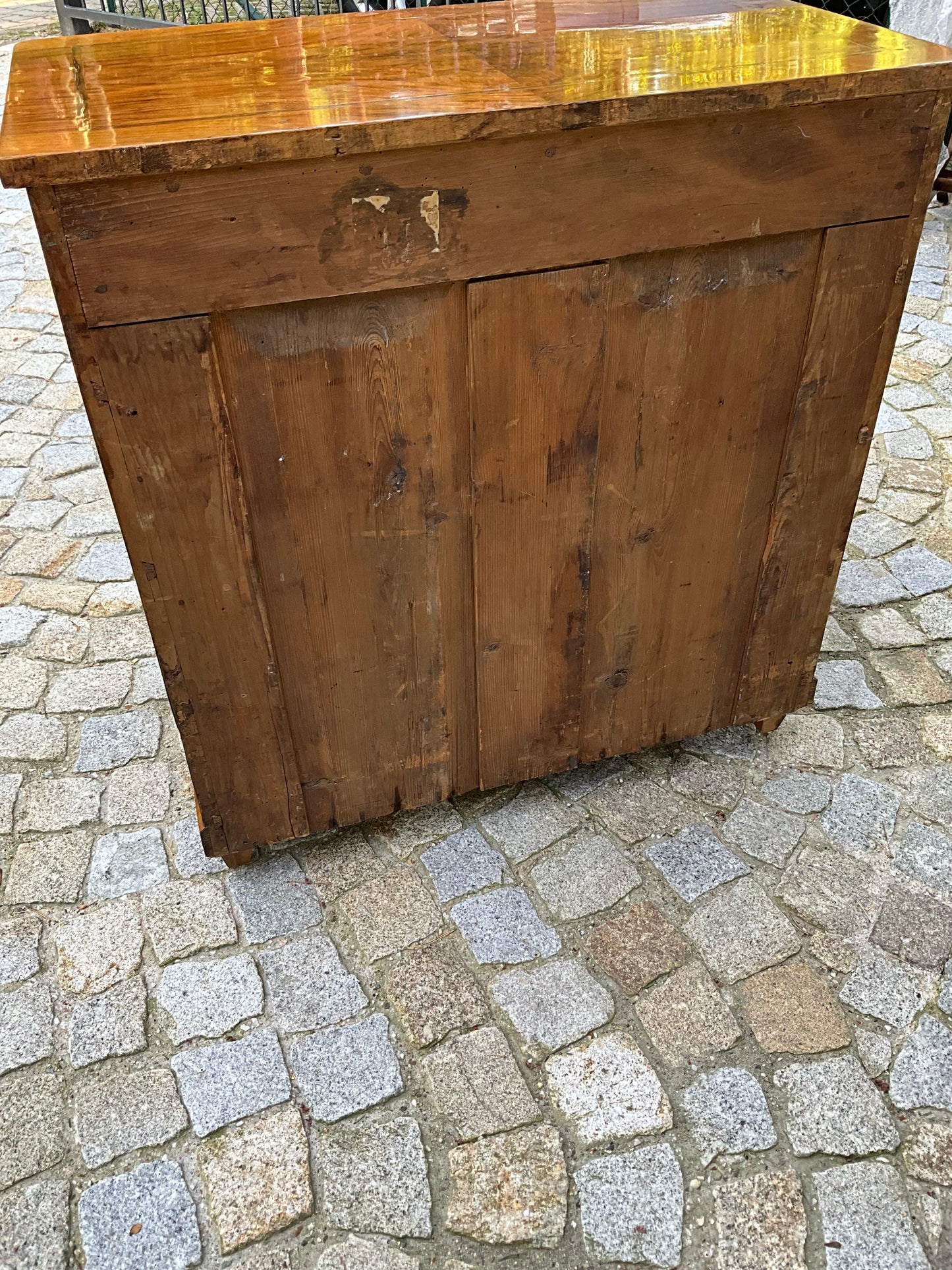 Biedermeierkommode in Nussbaum um 1830