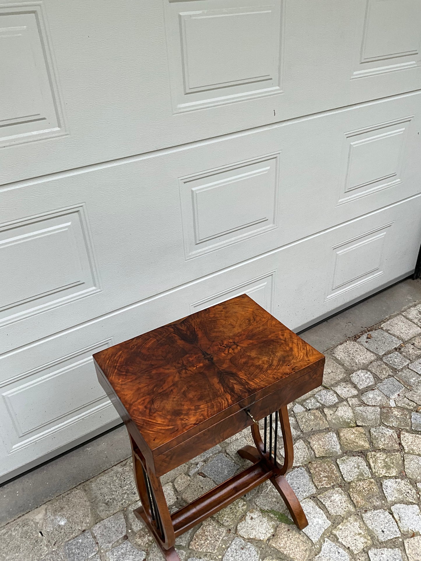 Biedermeier Beistelltisch in Nusswurzelfurnier Lyra um 1820