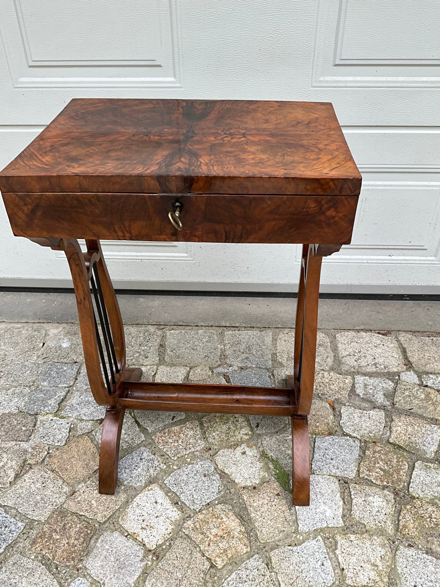 Biedermeier Beistelltisch in Nusswurzelfurnier Lyra um 1820