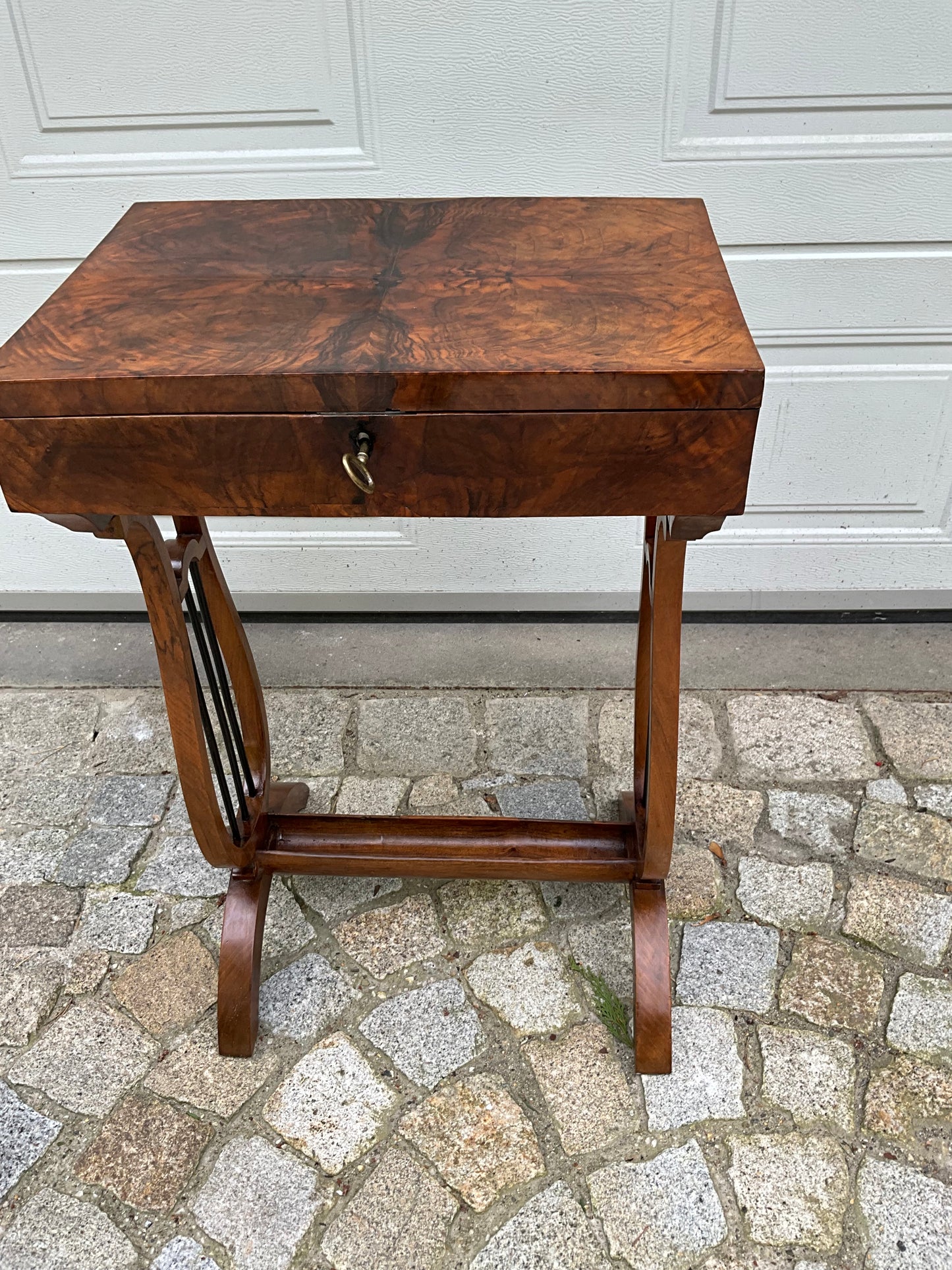 Biedermeier Beistelltisch in Nusswurzelfurnier Lyra um 1820