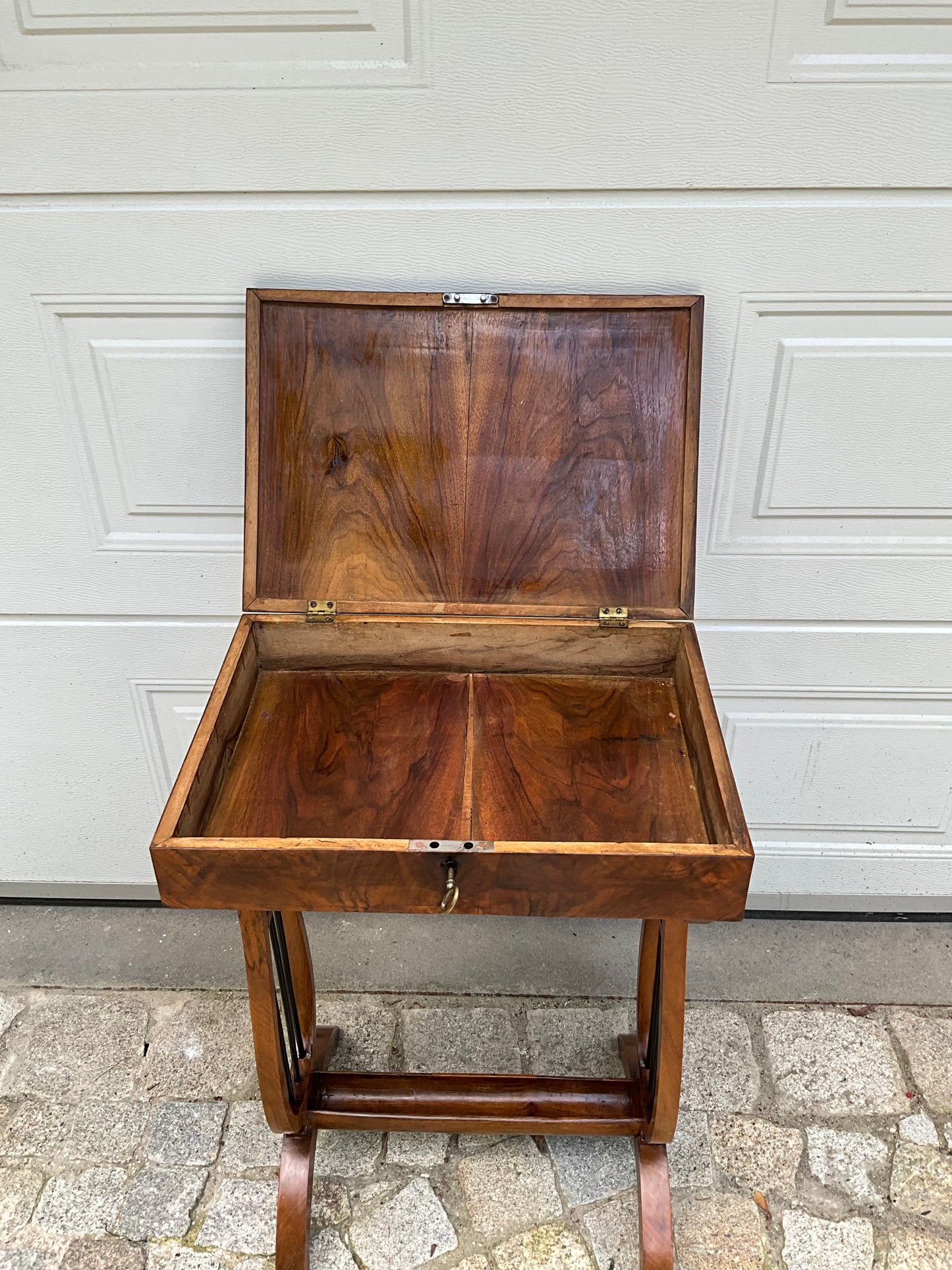 Biedermeier Beistelltisch in Nusswurzelfurnier Lyra um 1820