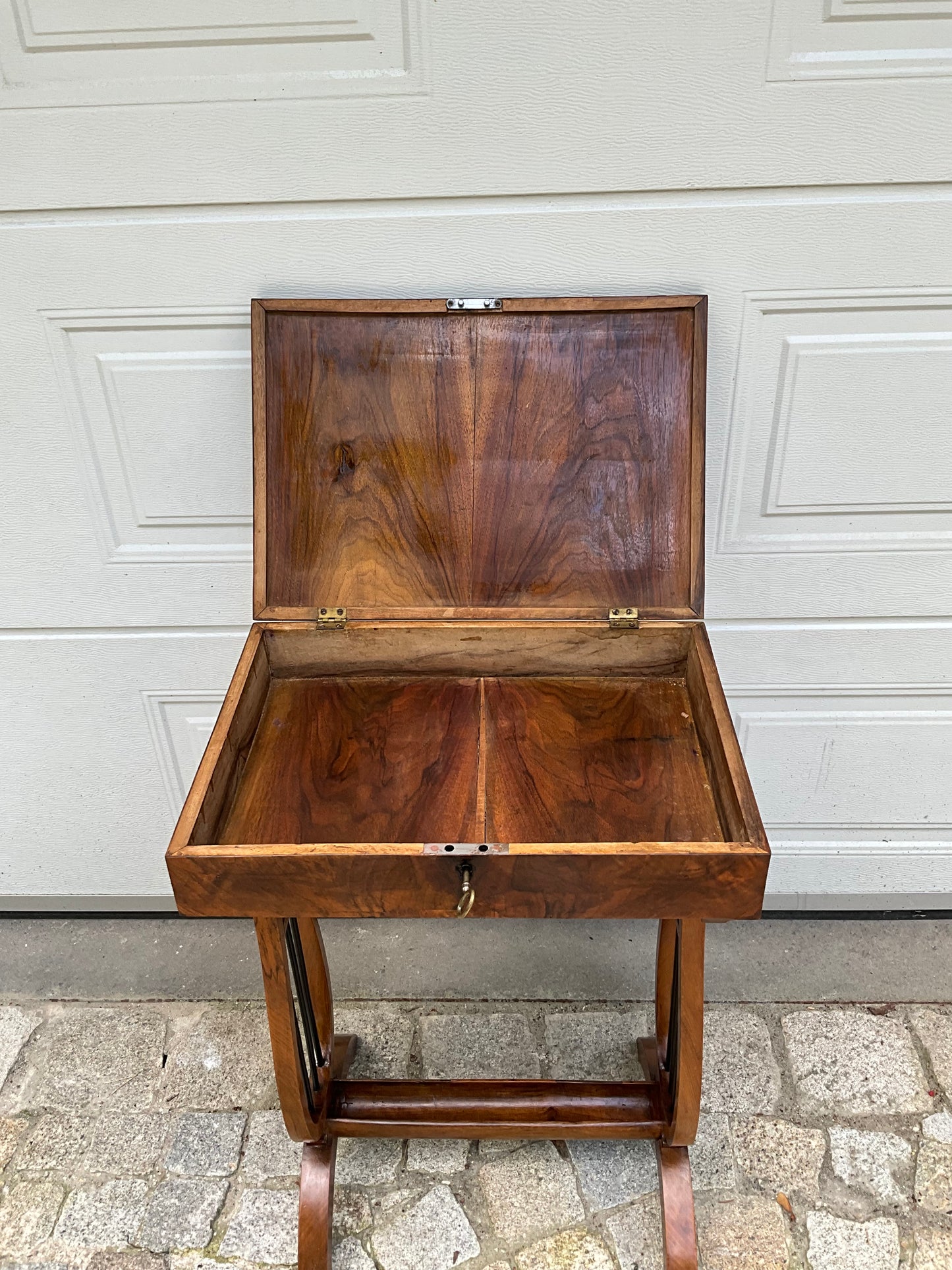 Biedermeier Beistelltisch in Nusswurzelfurnier Lyra um 1820