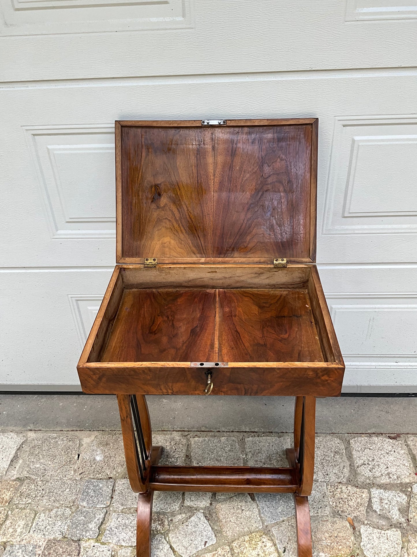 Biedermeier Beistelltisch in Nusswurzelfurnier Lyra um 1820