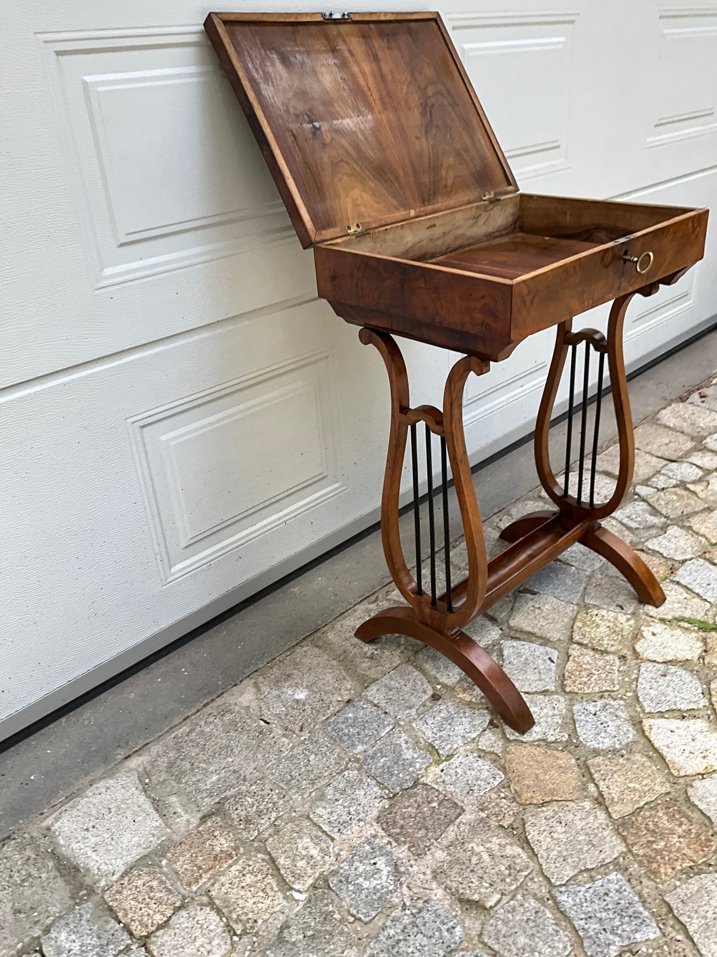 Biedermeier Beistelltisch in Nusswurzelfurnier Lyra um 1820