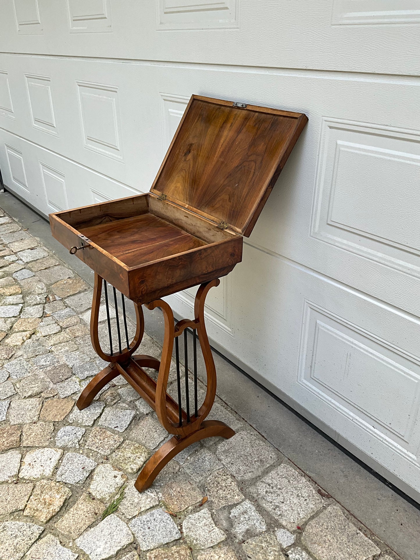 Biedermeier Beistelltisch in Nusswurzelfurnier Lyra um 1820