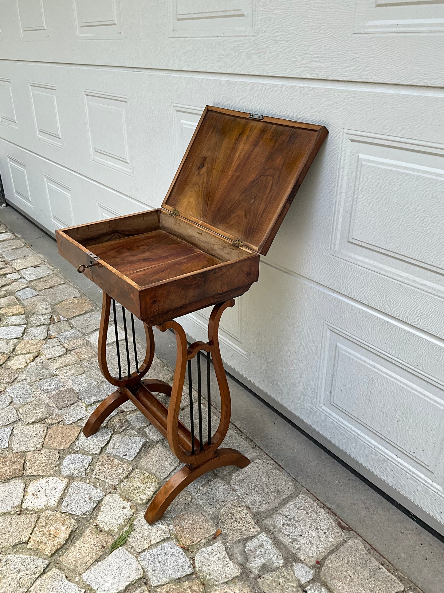 Biedermeier Beistelltisch in Nusswurzelfurnier Lyra um 1820