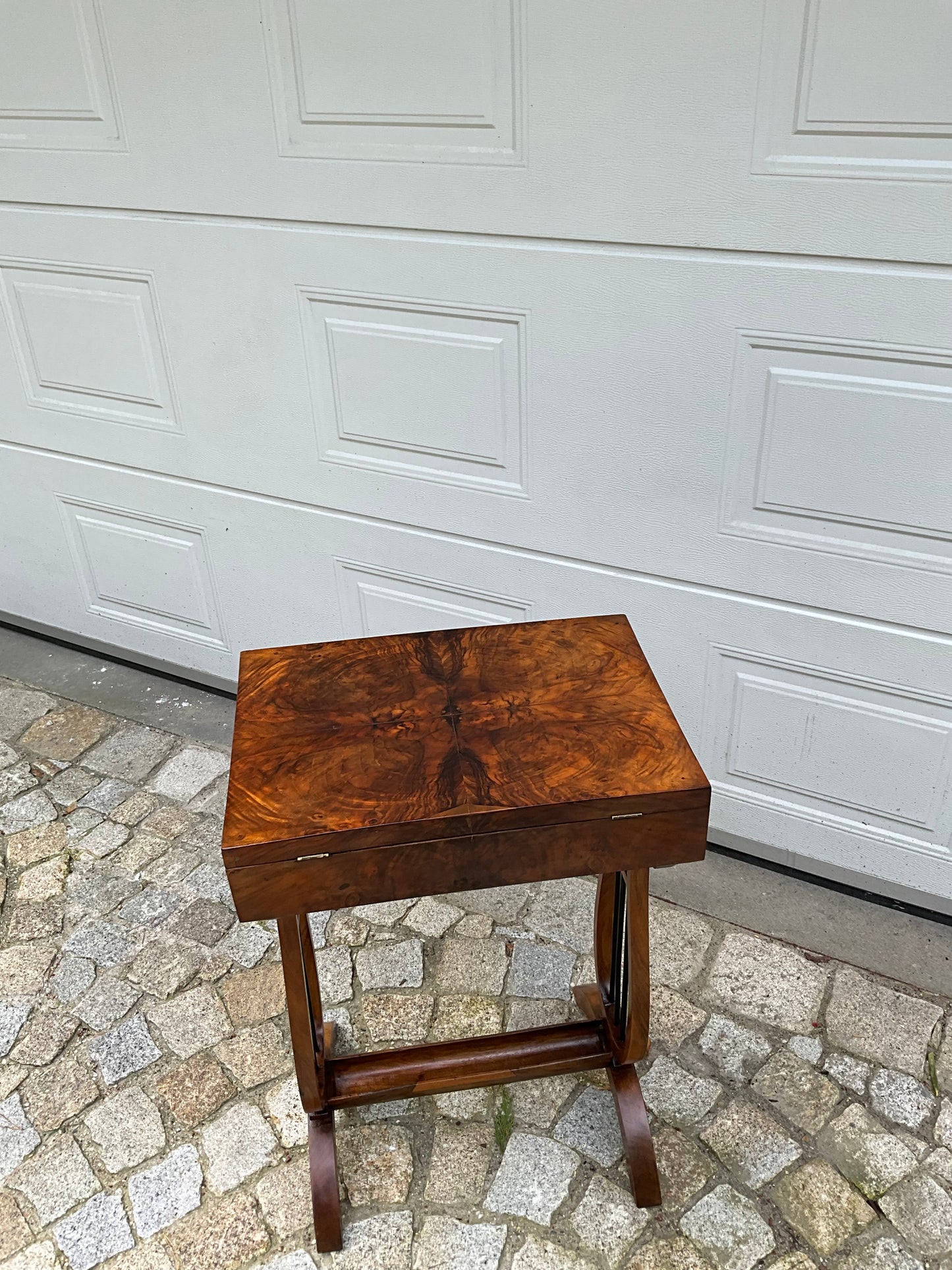 Biedermeier Beistelltisch in Nusswurzelfurnier Lyra um 1820