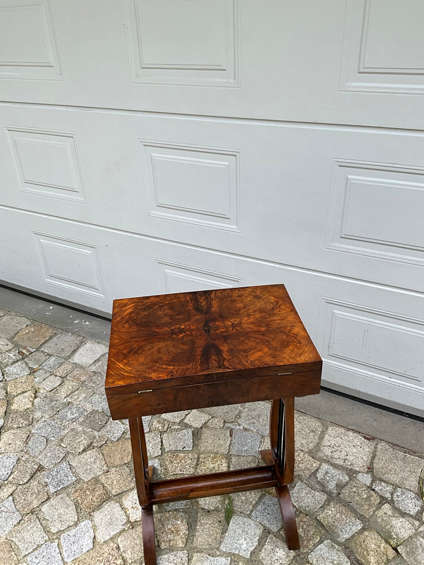 Biedermeier Beistelltisch in Nusswurzelfurnier Lyra um 1820