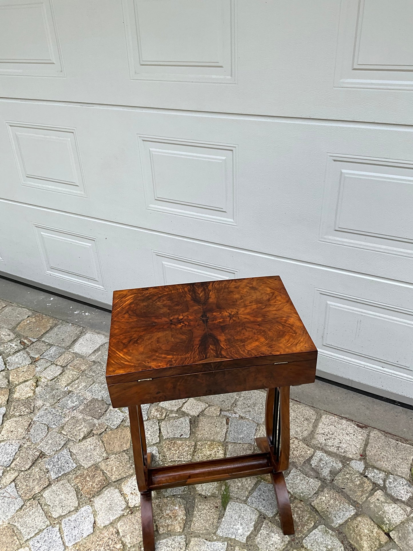 Biedermeier Beistelltisch in Nusswurzelfurnier Lyra um 1820