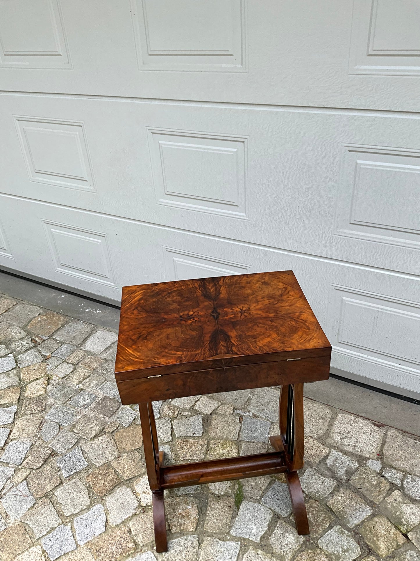 Biedermeier Beistelltisch in Nusswurzelfurnier Lyra um 1820