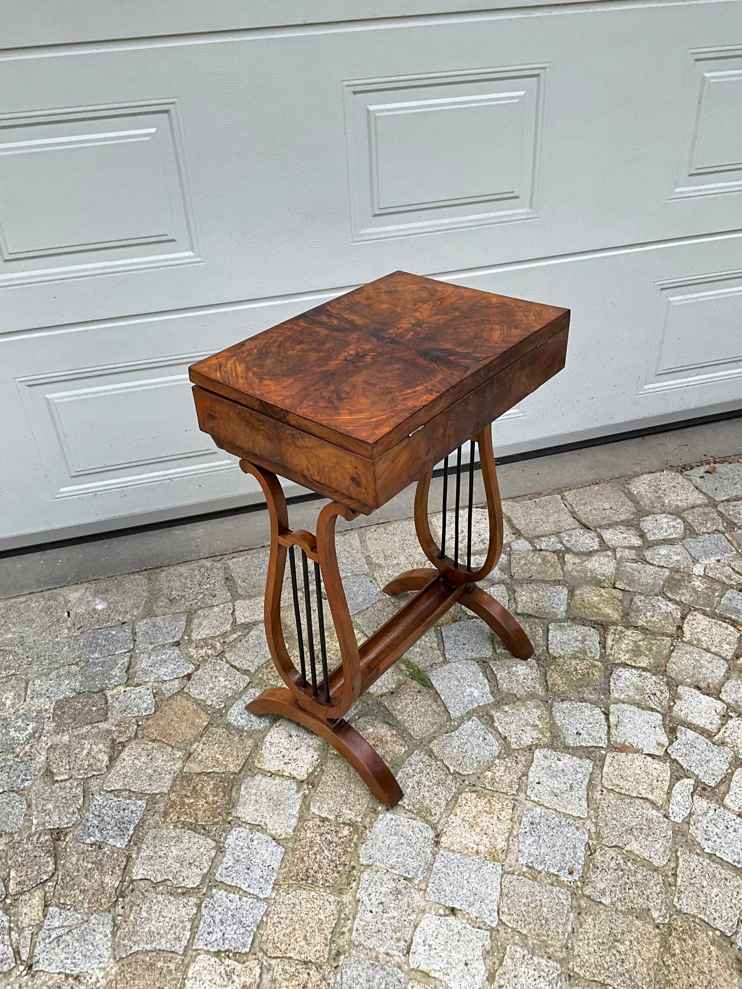 Biedermeier Beistelltisch in Nusswurzelfurnier Lyra um 1820