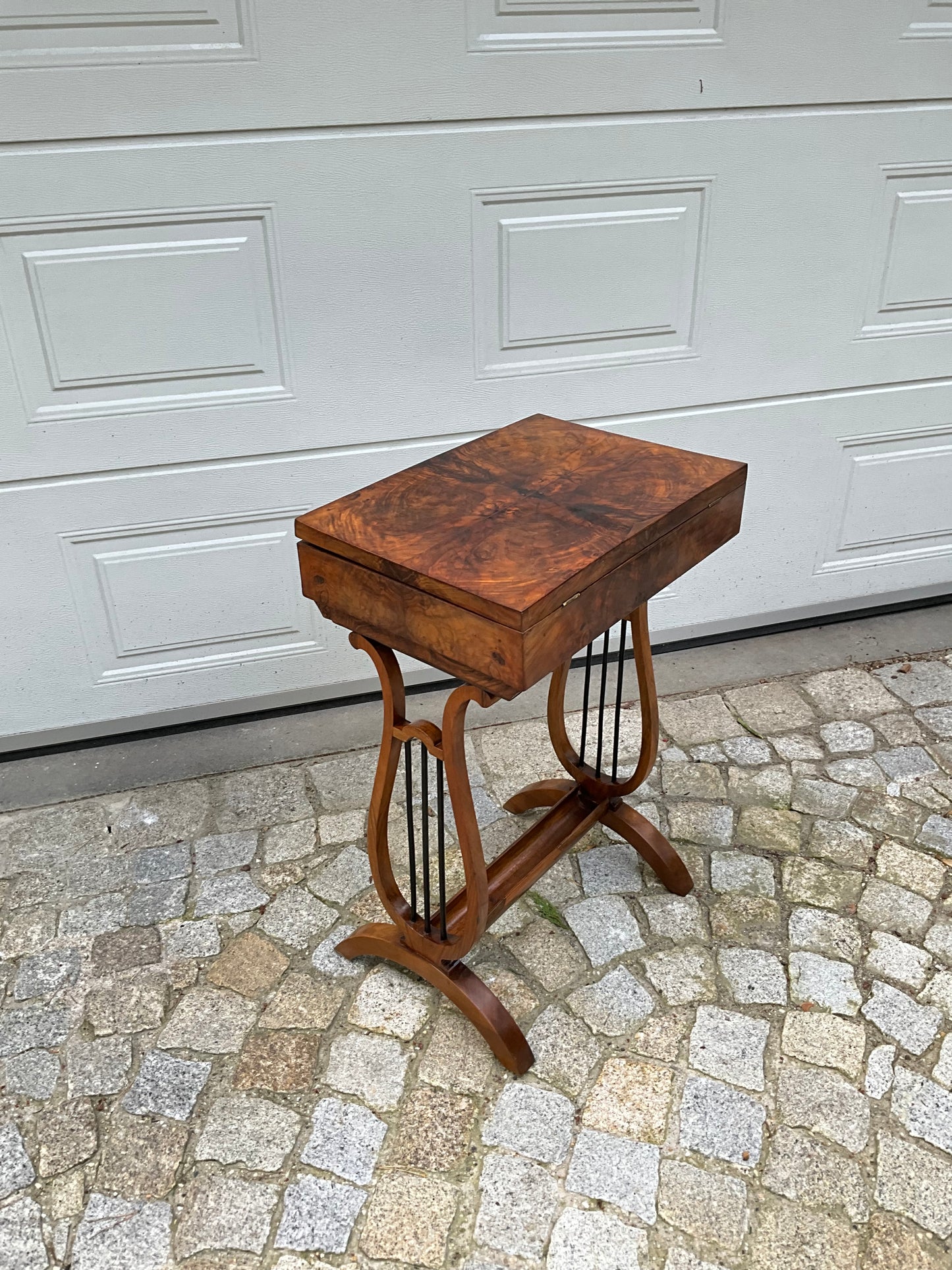 Biedermeier Beistelltisch in Nusswurzelfurnier Lyra um 1820
