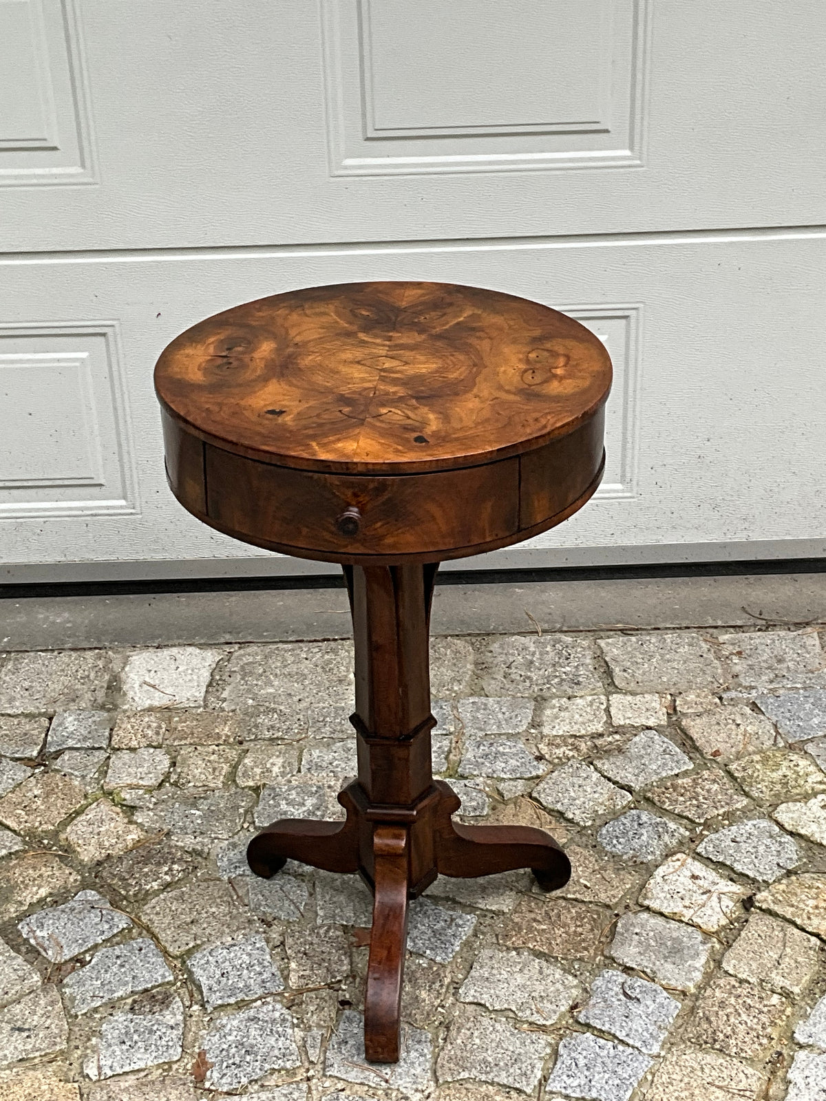 Biedermeier Trommeltisch in Nussbaum um 1830