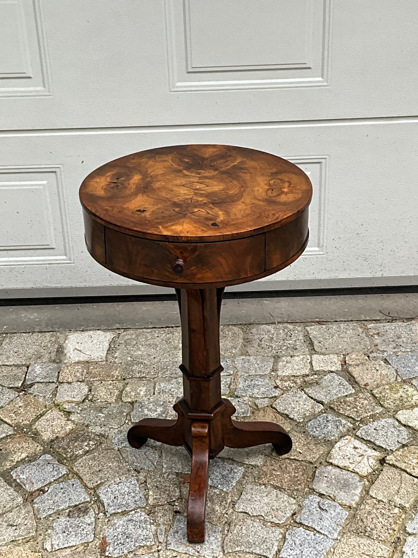 Biedermeier Trommeltisch in Nussbaum um 1830