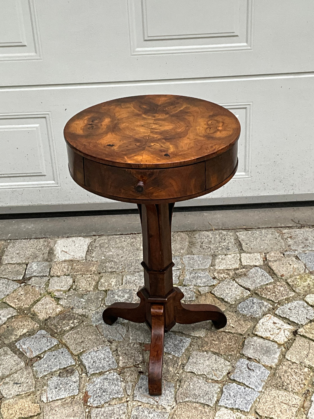 Biedermeier Trommeltisch in Nussbaum um 1830