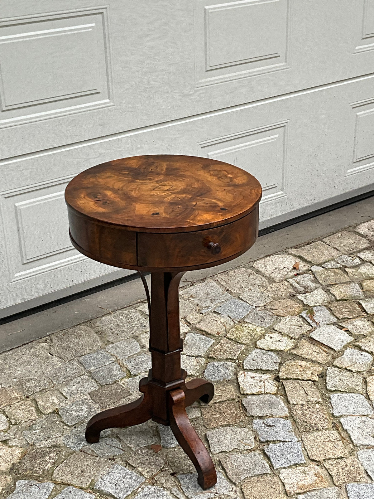 Biedermeier Trommeltisch in Nussbaum um 1830