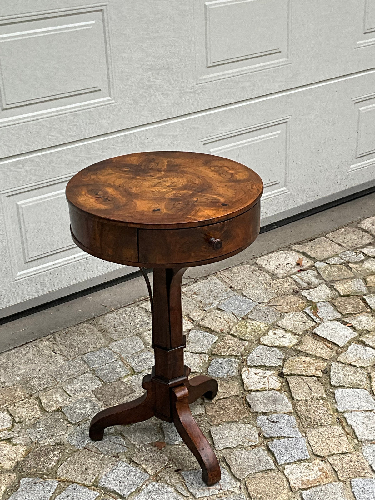 Biedermeier Trommeltisch in Nussbaum um 1830