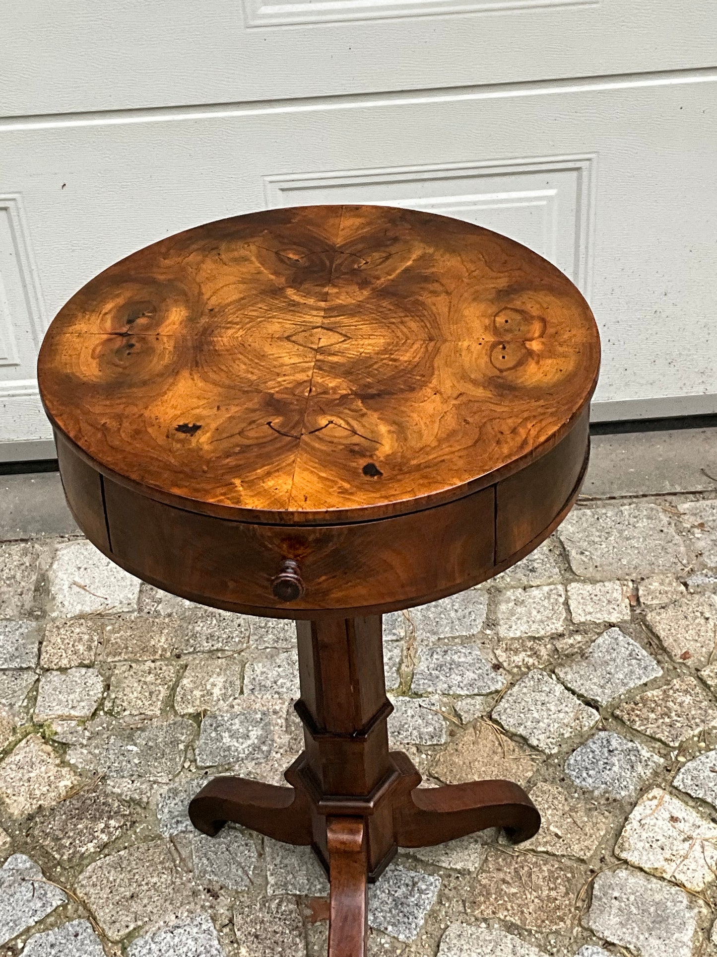 Biedermeier Trommeltisch in Nussbaum um 1830