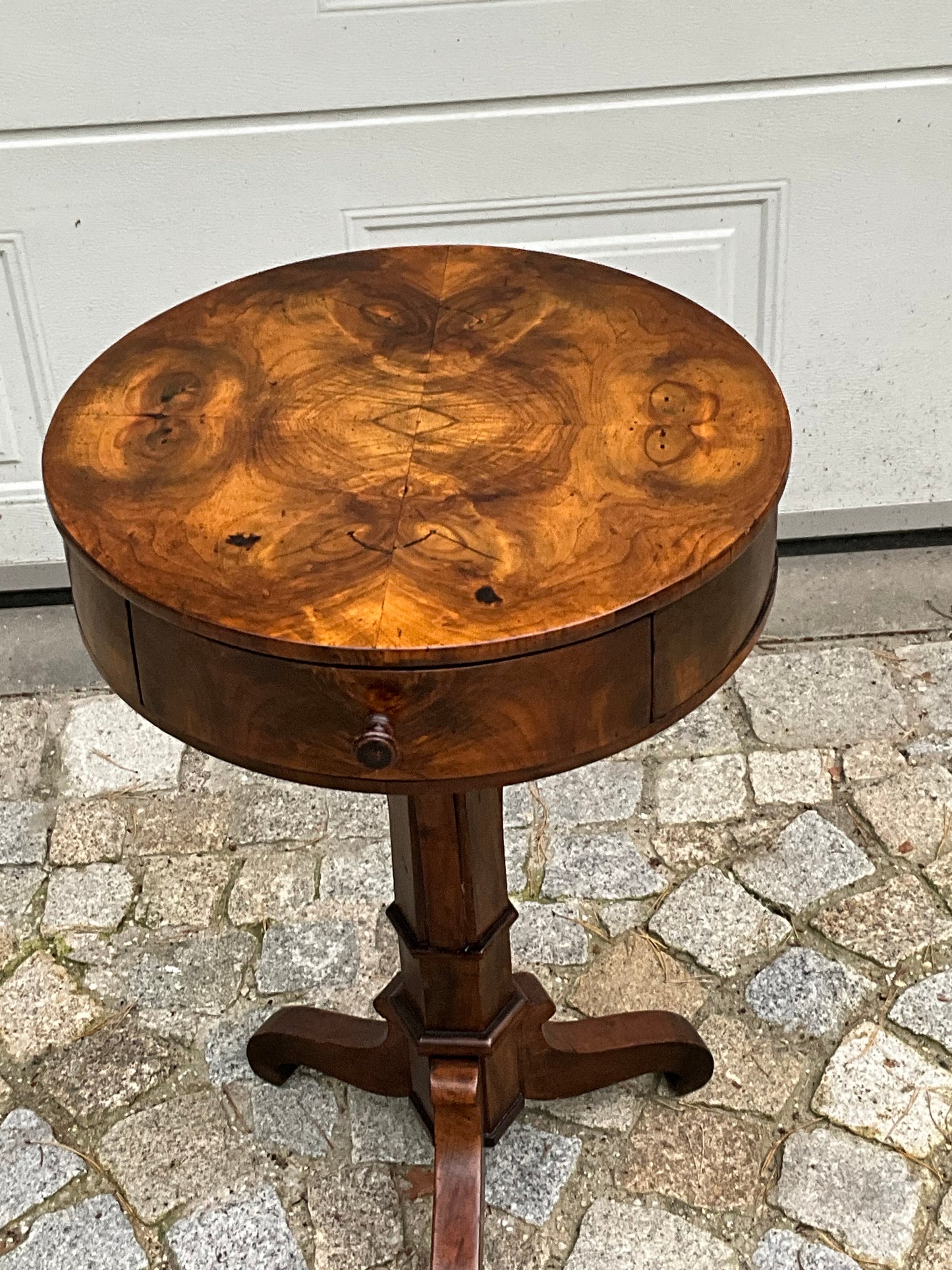 Biedermeier Trommeltisch in Nussbaum um 1830