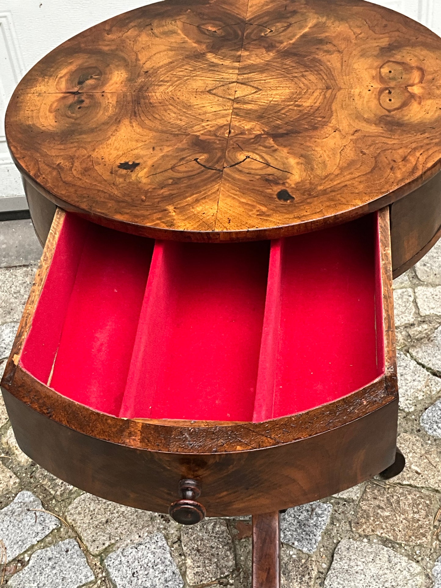 Biedermeier Trommeltisch in Nussbaum um 1830