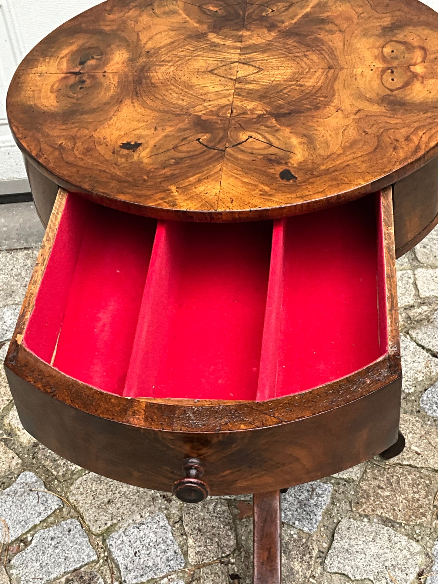 Biedermeier Trommeltisch in Nussbaum um 1830